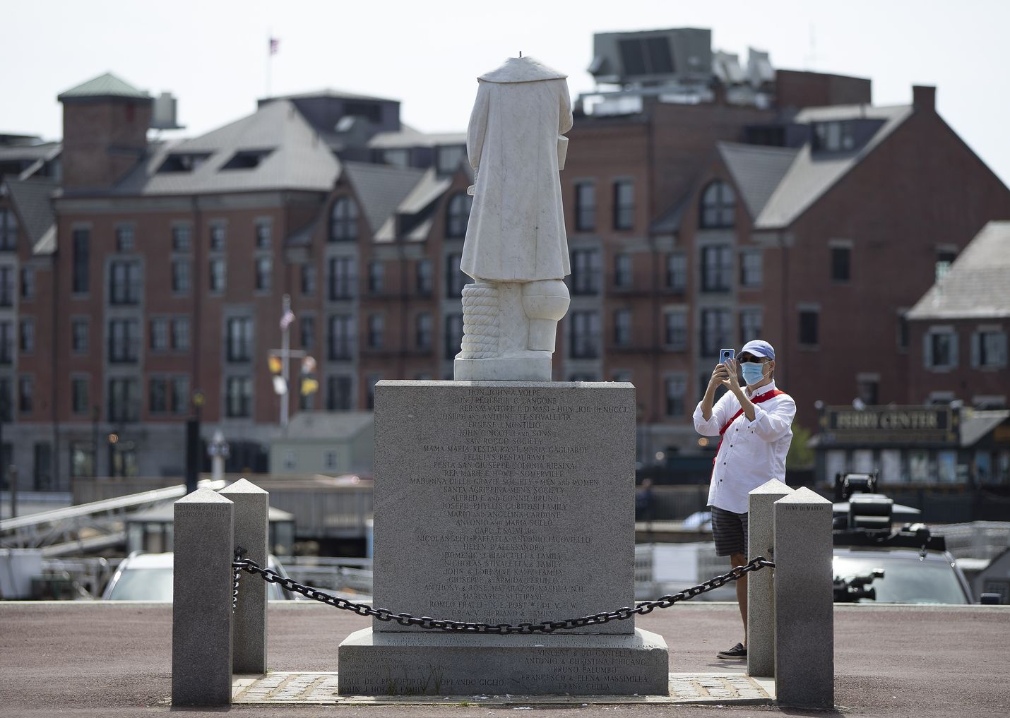 1400-luvulla ensimmäisenä eurooppalaisena Amerikkaan saapuneen Christopher Columbuksen patsas Bostonissa menetti päänsä noin kaksi viikkoa sitten. Columbuksen patsas Richmondissa viskattiin järveen. Niistä haluttiin eroon, koska Columbus kohteli julmasti kohtaamiensa alkuperäiskansojen asukkaita ja symboloi kolonialismia.