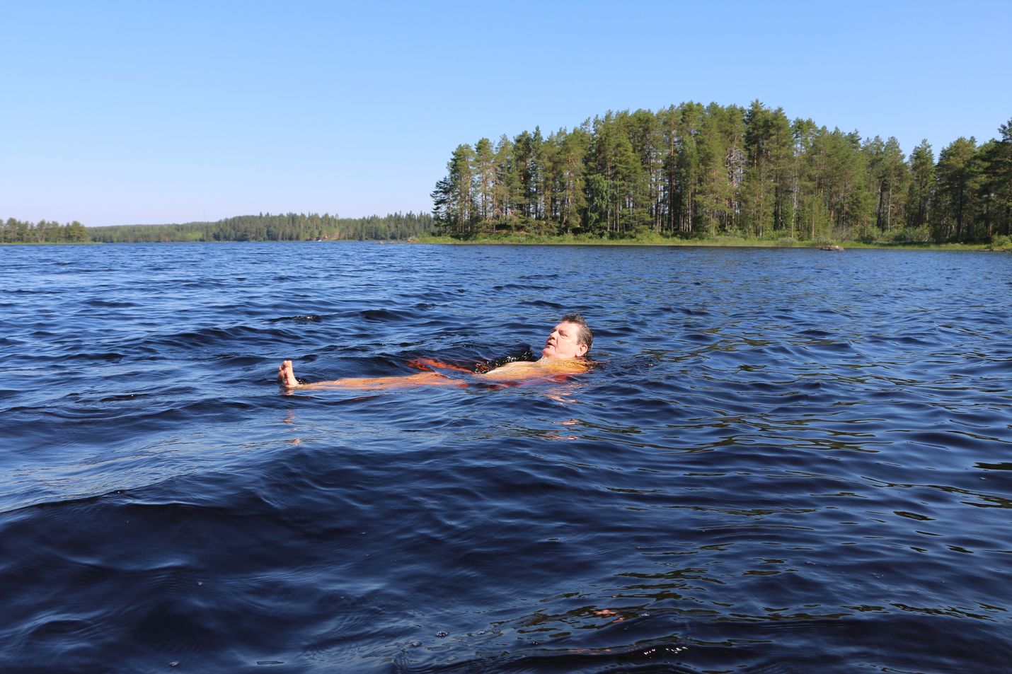 Lenkin pariskunta majailee Kuhmossa heidän ystävänsä järjestämässä vuokra-asunnossa. Lammasjärven vedet ovat tulleet tutuiksi.