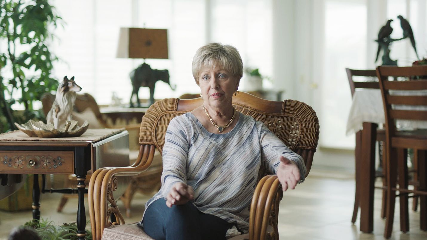 Carol Daly on eläkkeelle jäänyt etsivä ja rikostutkija, joka tutki kultaisen osavaltion tappajan tapausta Sacramentossa 1970-luvulla.