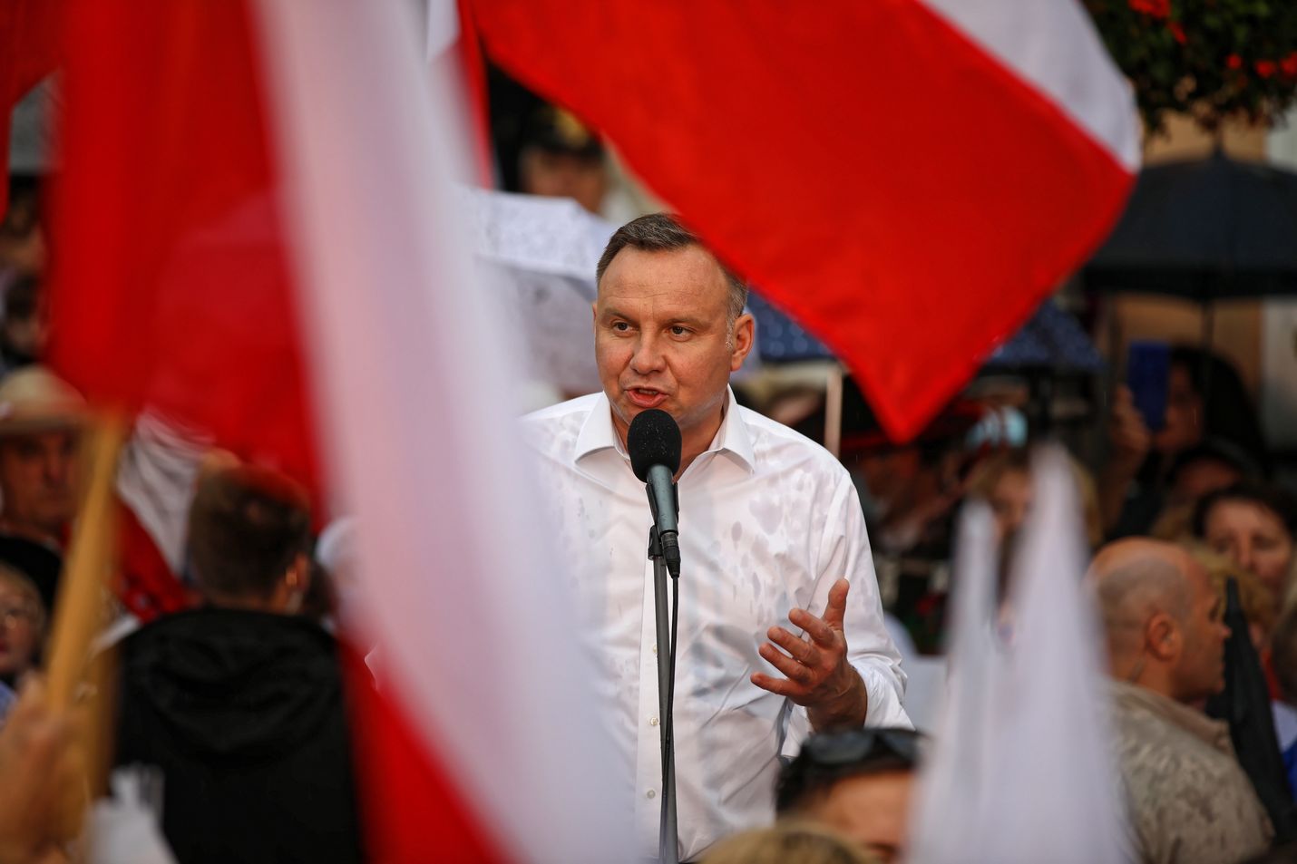 Puolan istuva presidentti Andrzej Duda (kuvassa) kampanjoi jatkokautensa puolesta. Dudan taustalla oleva Puolan valtaapitävä PiS-puolue tekee rajua lokakampanjaa Dudan vastaehdokasta, liberaalia Rafal Trzaskowskia vastaan, joka on keskustaoikeistolaisen Civic Platform -puolueen edustaja.