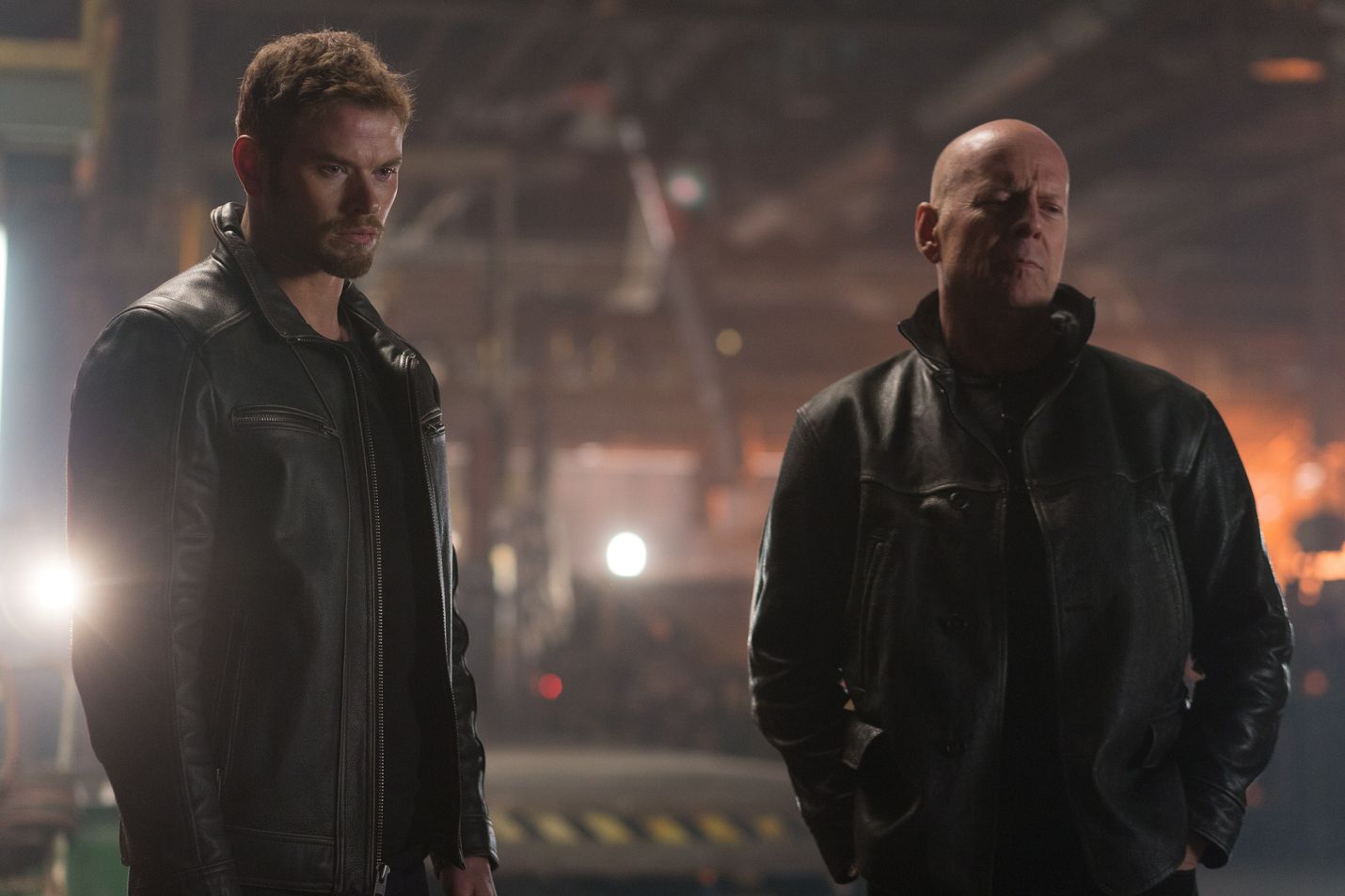 Bruce Willis (oik.) on Extraction-toimintajännärissä CIA-agentti, jonka terroristit nappaavat. Kellan Lutz esittää hänen poikaansa.