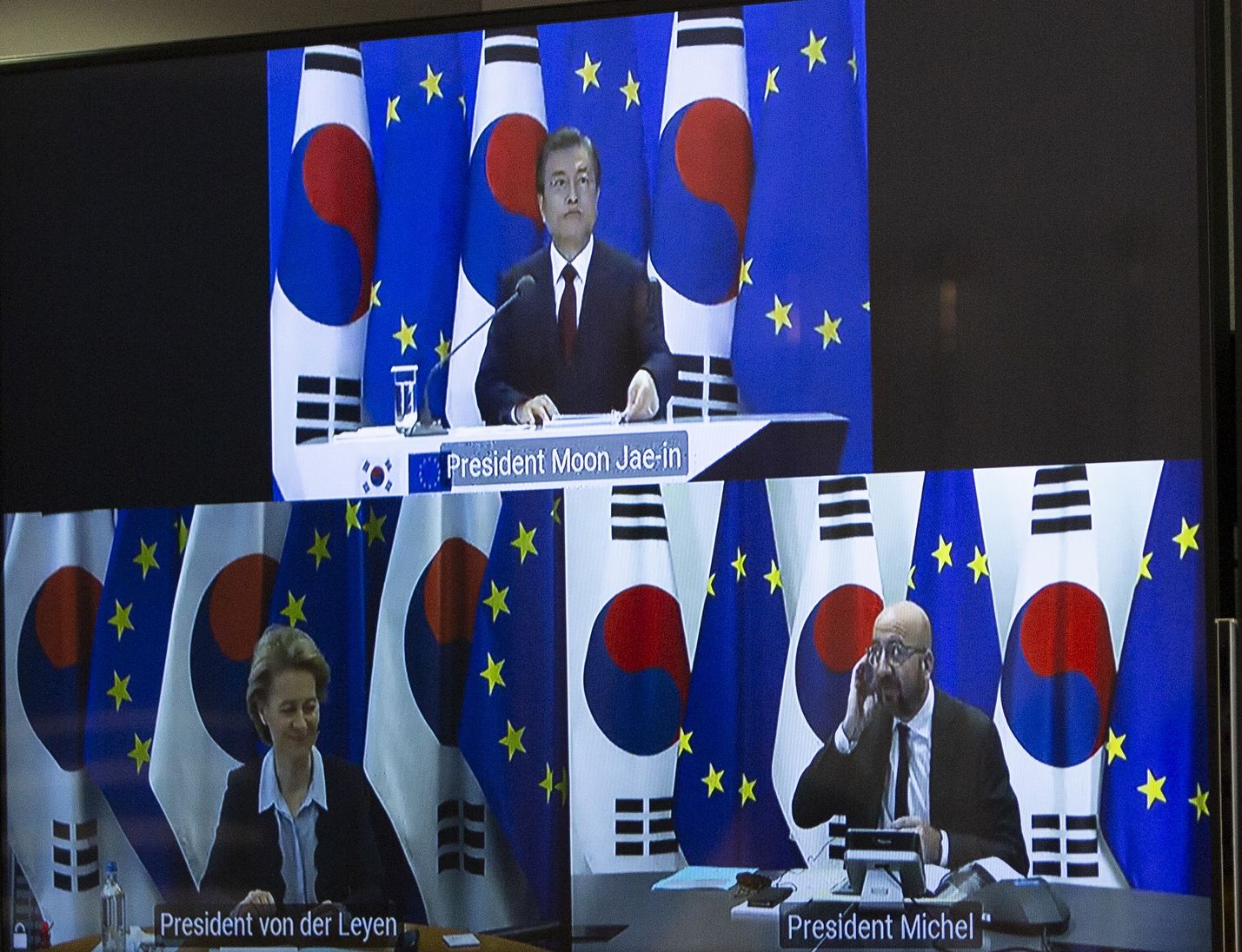 Etelä-Korea pääsee EU:n turvallisten maiden listalle. Eurooppa-neuvoston puheenjohtaja Charles Michel (oik.) ja komission puheenjohtaja Ursula von der Leyen neuvottelivat presidentti Moon Jae-inin kanssa videoitse.