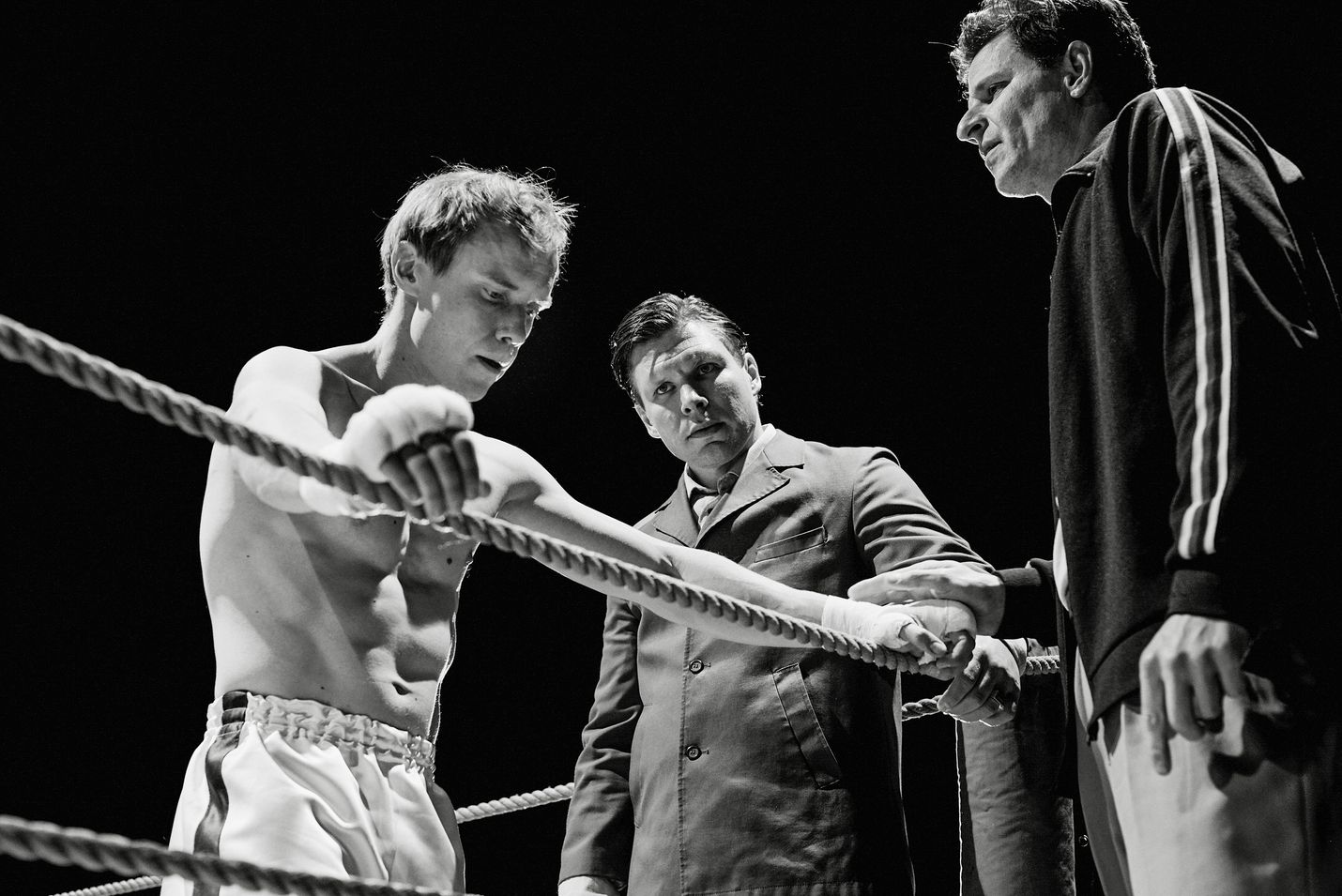 Olli Mäki (Jarkko Lahti) otteli ensimmäisenä suomalaisena nyrkkeilyn maailmanmestaruudesta, ja hävisi. Juho Kuosmasen Cannesissa palkittu elokuva perustuu tositapahtumiin. Mäen valmentajaa näyttelee Eero Milonoff.