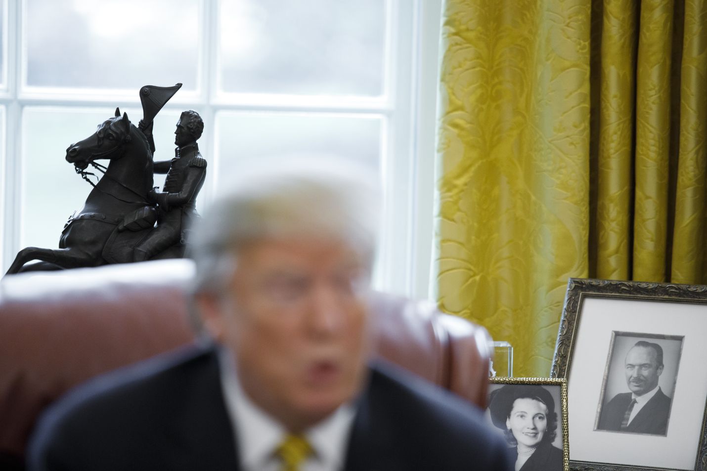 Yhdysvaltain presidentti Donald Trump pitää työhuoneessaan esillä vanhempiensa Mary Anne MacLeodin ja Fred Trump Sr:n kuvia. Kuva on otettu huhtikuussa 2019.