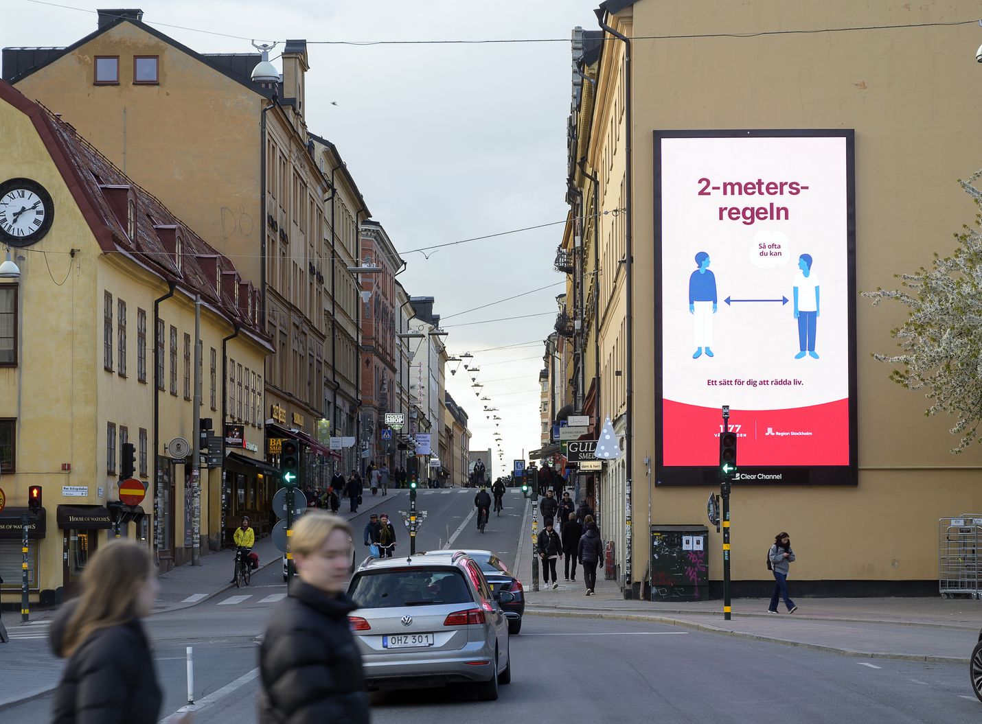 Ruotsi otti käyttöön huomattavasti kevyempiä koronaviruksen vastaisia rajoitustoimia kuin muut Pohjoismaat. Huhtikuun lopussa tukholmalaisia muistutettiin kaupungilla turvavälien pitämisestä.