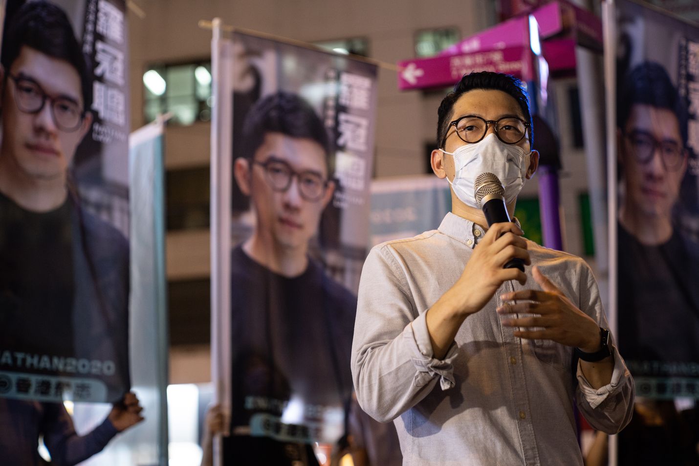 Nathan Law puhui toimittajille 19. kesäkuuta, jolloin hän vielä oli Hongkongissa.