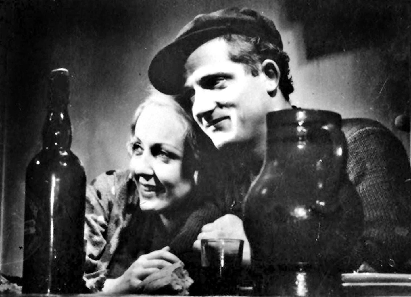 L’Atalante on nuorena kuolleen Jean Vigon ainoa pitkä elokuva. Se on rakkaustarina jokilaivan nuoresta kipparista (Jean Dasté) ja hänen morsiamestaan (Dita Parlo).