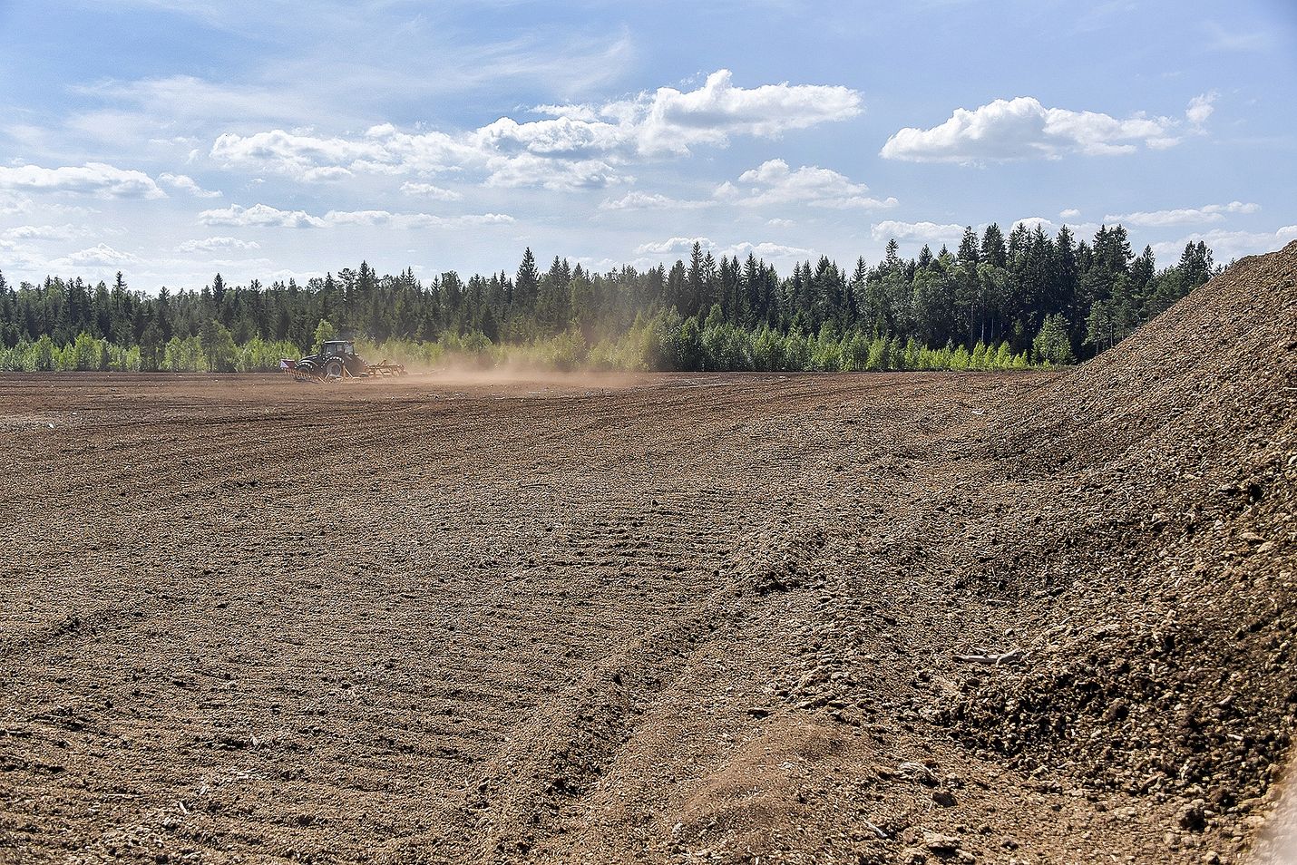 Kirjoittajien mielestä turvetuotanto pitää ajaa alas, mutta tuottajia on kohdeltava reilusti.