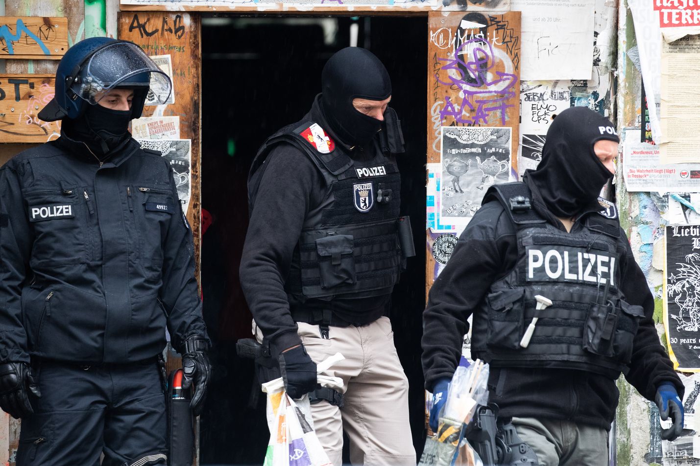 Poliisit tekivät ratsian asuintaloon Berliinissä torstaina.