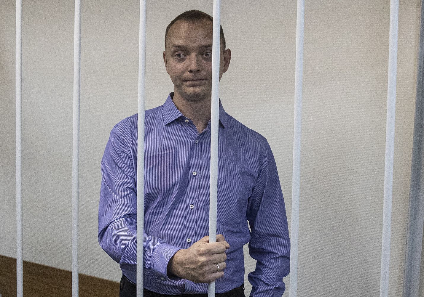 Venäjän avaruushallinnon Roskosmosin työntekijä Ivan Safronov seurasi aiemmin toimittajana sotilasasioita Kommersant- ja Vedomosti -lehdille. Safronov pidätettiin tiistaina valtionpetoksesta epäiltynä. Syytteitä pidetään tekaistuina.
