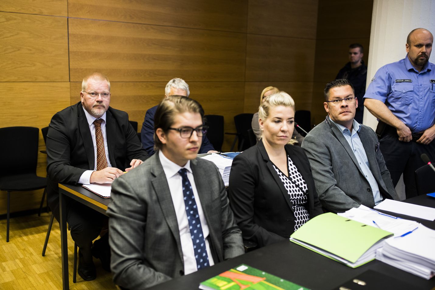 Venäjä-yhteyksistään tunnettu "Kohudosentti" Johan Bäckman (vasemmalla takana) vastasi syytteisiin käräjäoikeuden istunnossa kaksi vuotta sitten. MV-julkaisun perustaja Ilja Janitskinin (edessä oikealla) osalta käräjäoikeuden tuomio pysyi ennallaan, koska hänen valituksena hovioikeuteen raukesi, kun hän kuoli tämän vuoden helmikuussa syöpään.