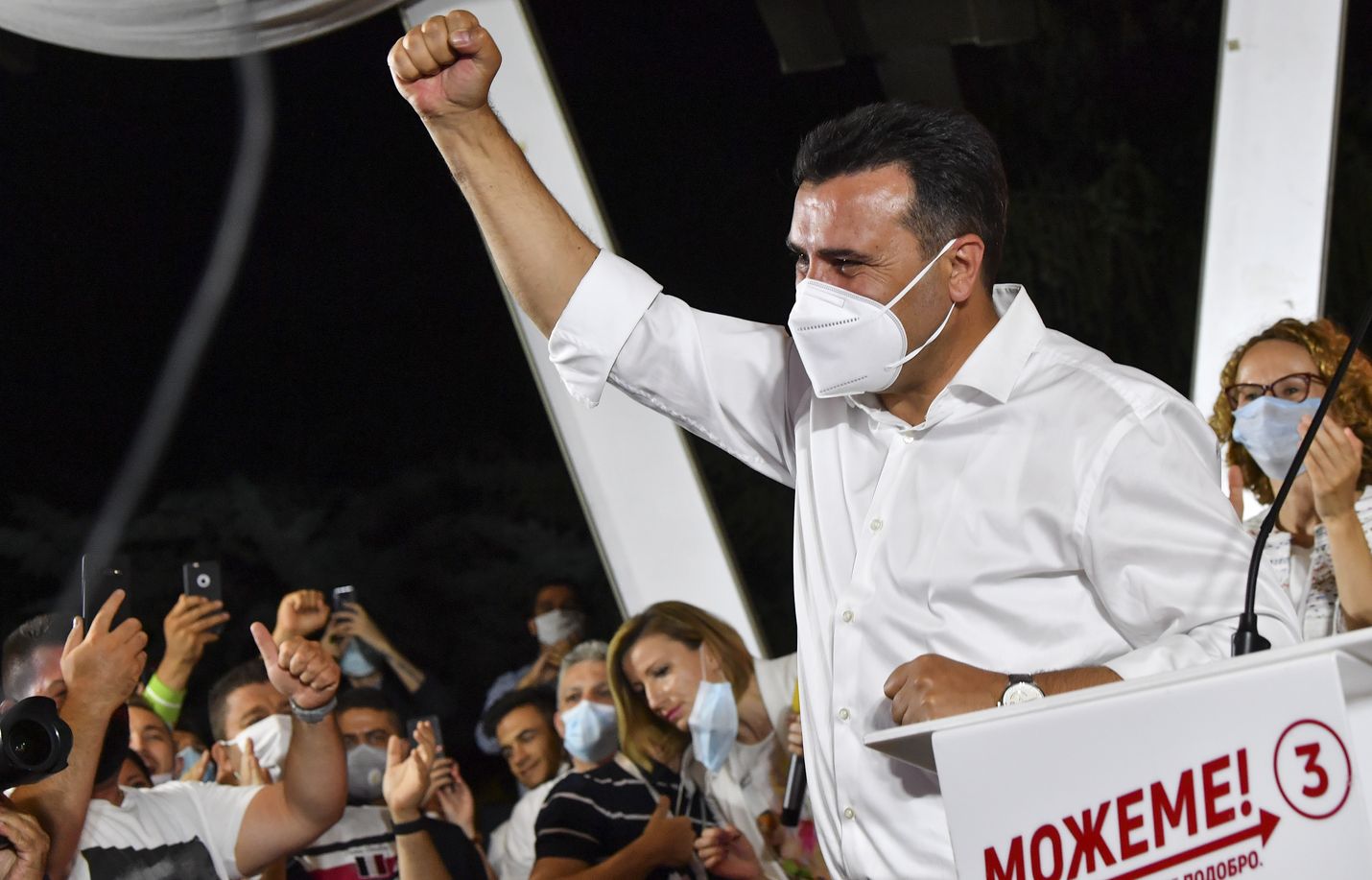 Pohjois-Makedonian sosiaalidemokraattien johtaja Zoran Zaev juhlii vaalivoittoa Skopjessa. Zaev on vahvasti pyrkinyt viemään maataan Euroopan unioniin.