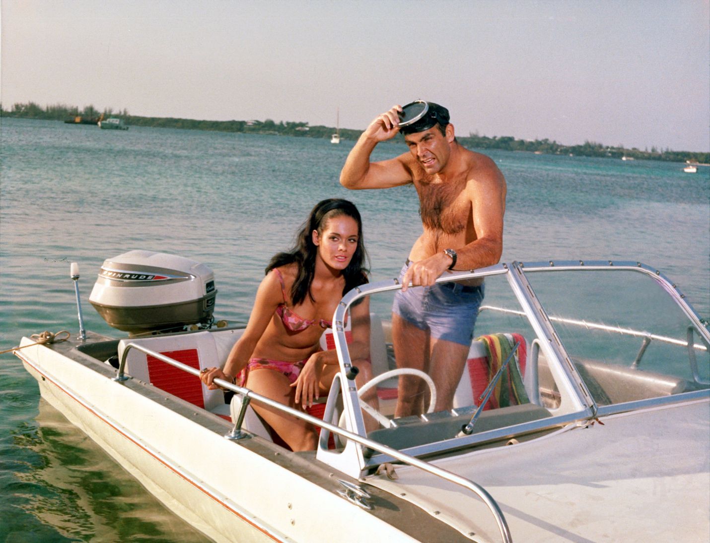 James Bond (Sean Connery) tempautuu jälleen pahamaineisen rikollisjärjestön Spectren juonittelujen keskelle. Seikkailuissa on mukana myös Claudine Auger.