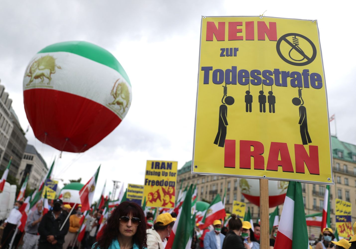 Berliinissä Saksassa osoitettiin perjantaina mieltä Iranin hallintoa vastaan. Oikealla näkyvässä kyltissä vastustetaan kuolemanrangaistusta.