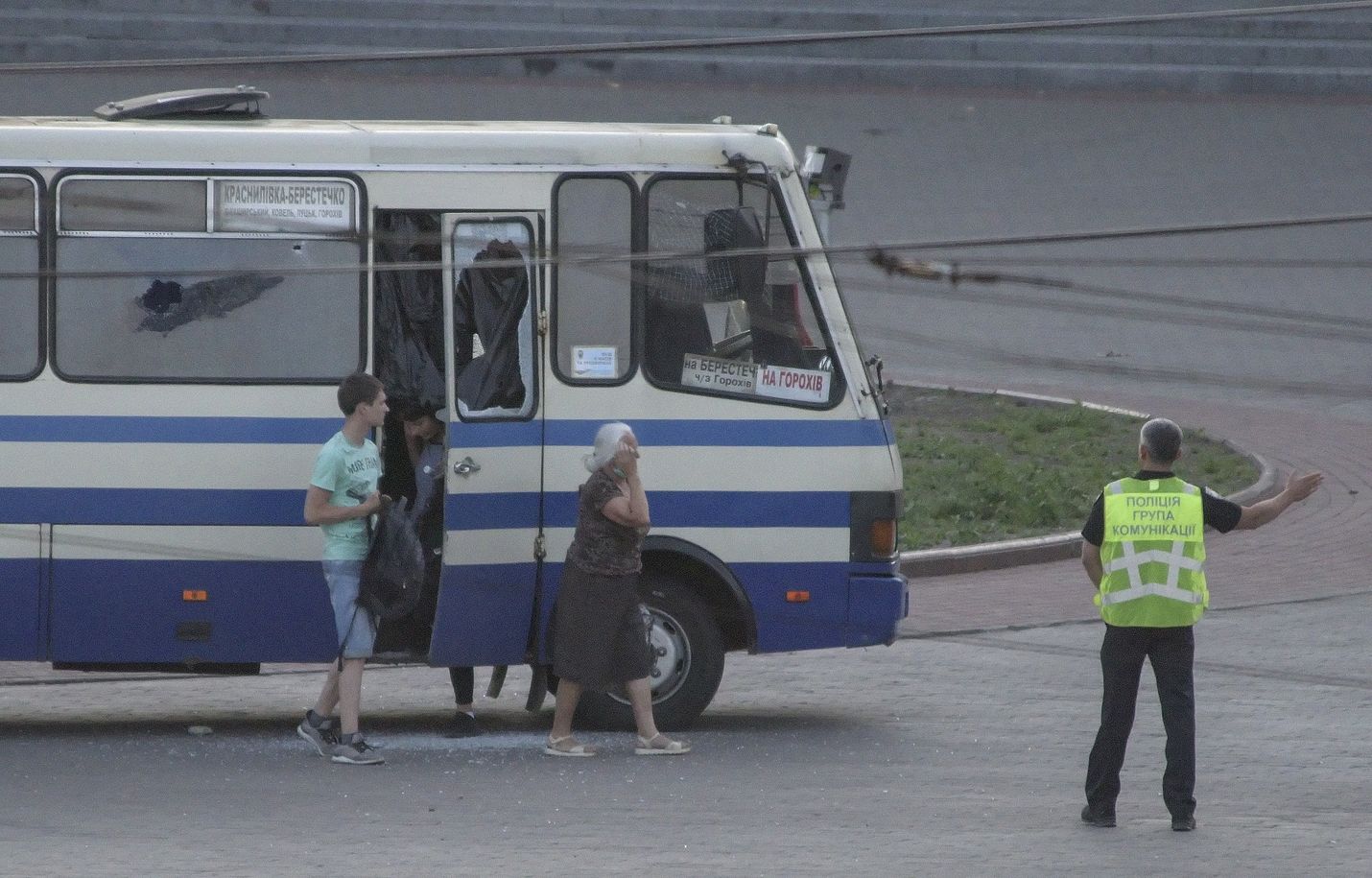 Poliisi ohjasi kolme ensiksi vapautettua panttivankia pois kaapatusta linja-autosta.