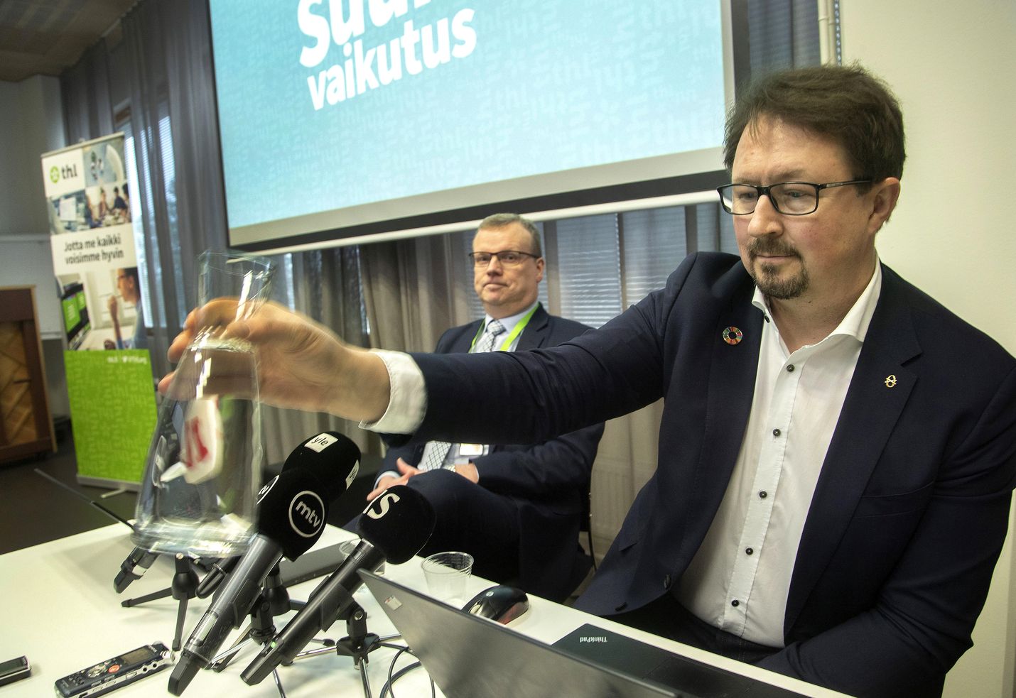 Terveyden ja hyvinvoinnin laitoksen (THL) mukaan Suomen koronatilanne on vakaa. Kuvassa THL:n pääjohtaja Markku Tervahauta (vasemmalla) ja terveysturvallisuusjohtaja Mika Salminen.