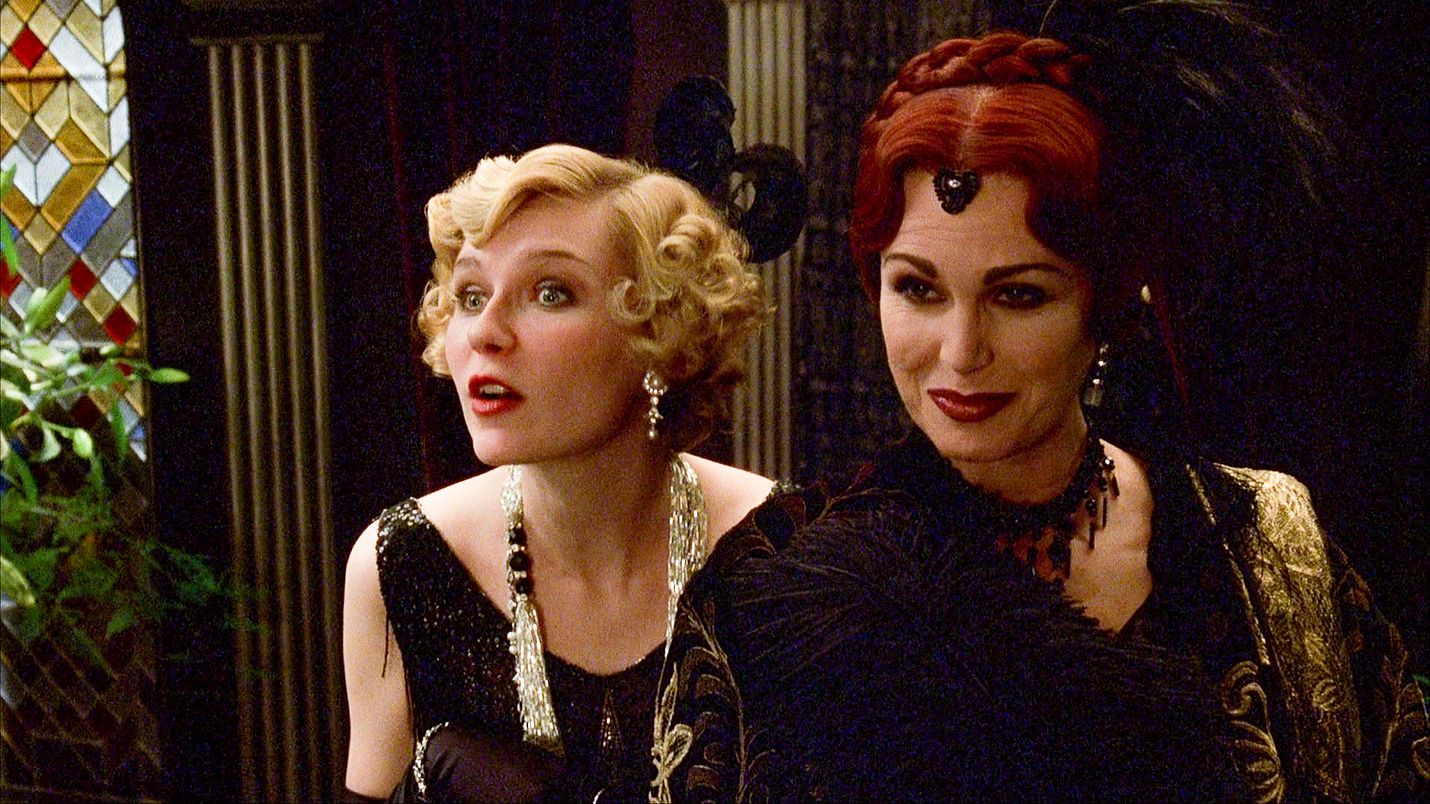 Puoliksi tosi tarina kertoo skandaalinkäryiseen kuolemantapaukseen johtaneista viikonloppukemuista. Juhliin osallistuivat myös kirjailija Elinor Glyn (Joanna Lumley) ja filmitähti Marion Davies (Kirsten Dunst).