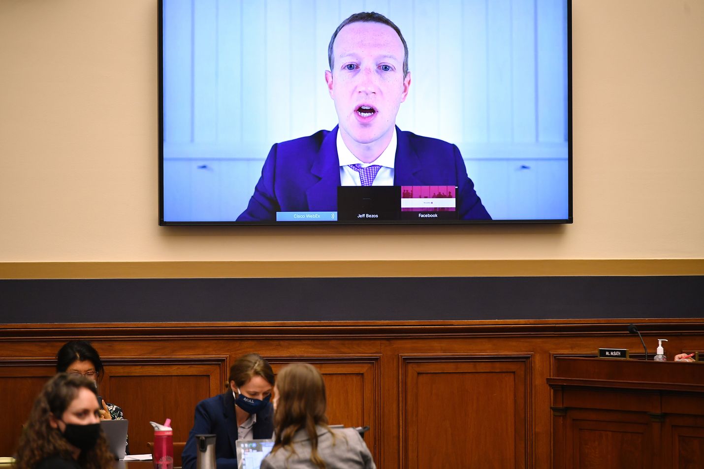 Facebookin toimitusjohtaja Mark Zuckerberg oli alkuviikosta etäyhteydellä Yhdysvaltojen kongressin kuultavana. Bisnekset kuitenkin rullaavat kohuista huolimatta.