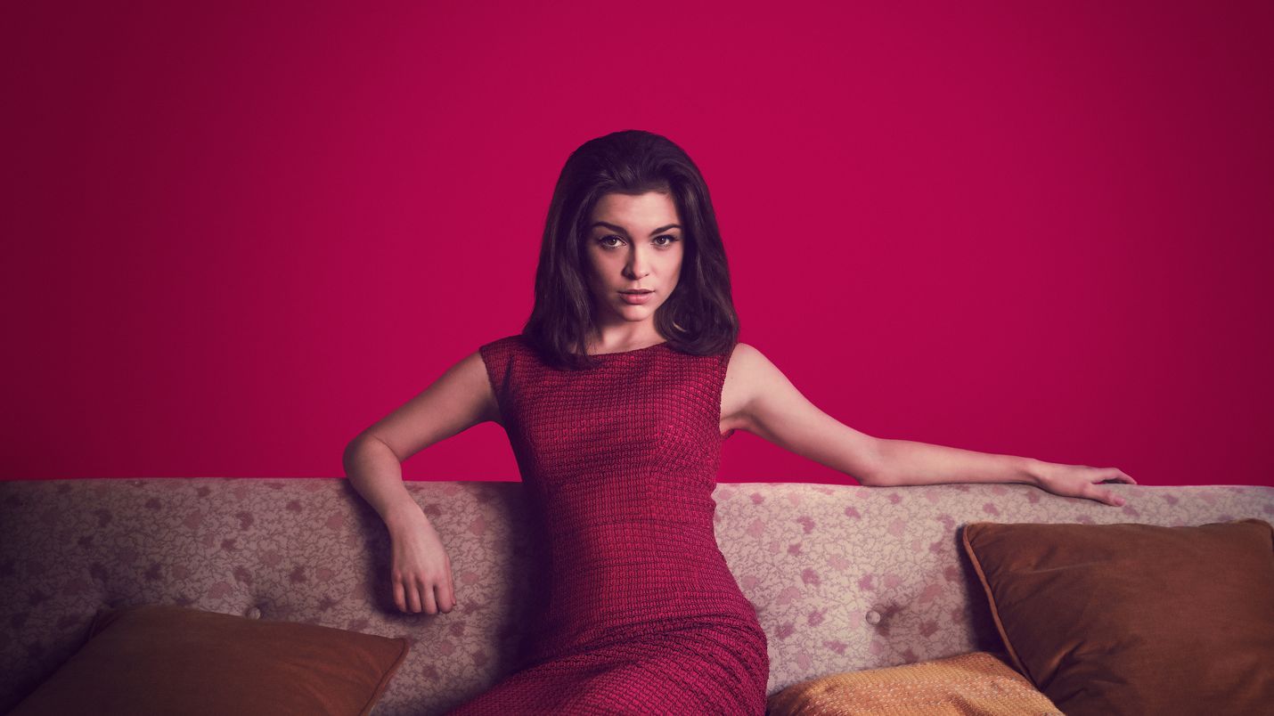 Christine Keeler (Sophie Cookson) oli aikansa Mata Hari. Hän pisti Westminsterin polittiiset seurapiirit ja Fleet Streetin lehdistön sekaisin.