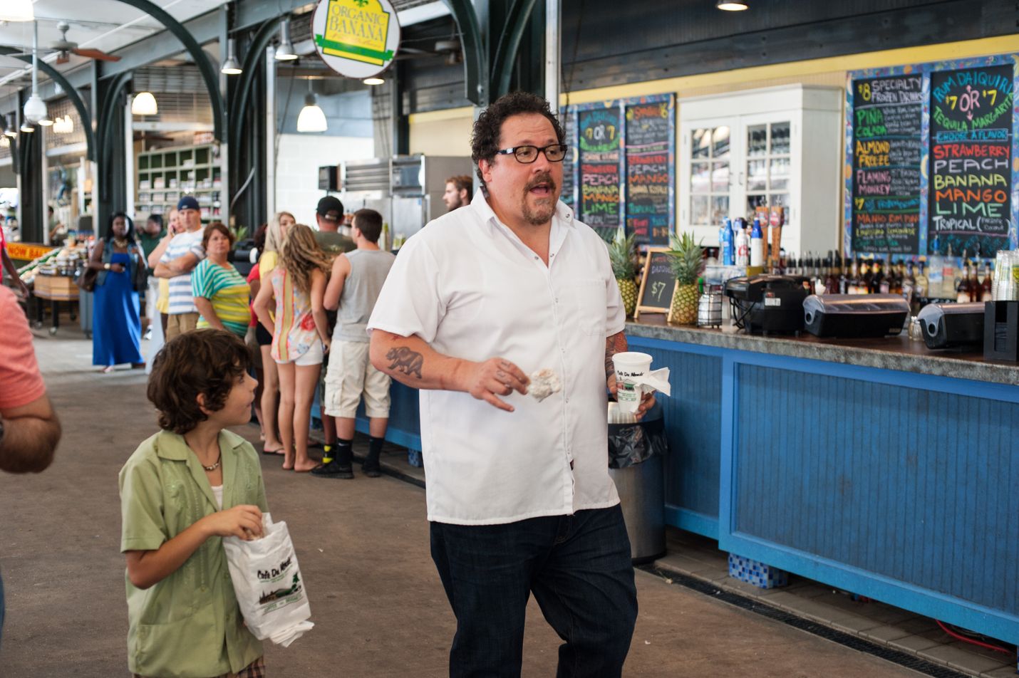 Komedia kertoo losangelesilaisesta kokista (Jon Favreau), joka menettää työnsä kun raivokohtaus asiakasta kohtaan menee viraaliksi. Hän lähtee parhaan ystävänsä ja poikansa (Emjay Anthony ) kanssa kiertämään Amerikkaa kunnostetulla grilliautolla.