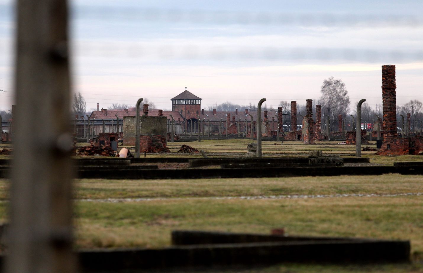 Huomattava määrä romaneja surmattiin Auschwitzin keskitysleirillä 2.8.1944. Elokuun 2. päivästä on tullut romanien kansanmurhan muistopäivä.