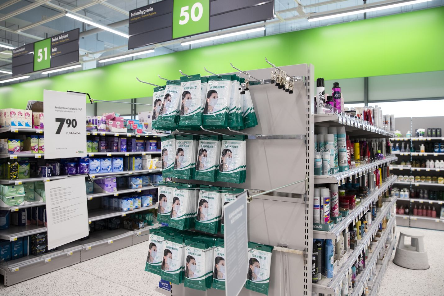 Maskeilla on Suomessa kysyntää, vaikka suositusta ei ole toistaiseksi annettu. Tässä myymälässä aamulla täytetty hylly oli puolenpäivän aikaan puolillaan. Tarjolla oli tuolloin vain yhtä mallia.