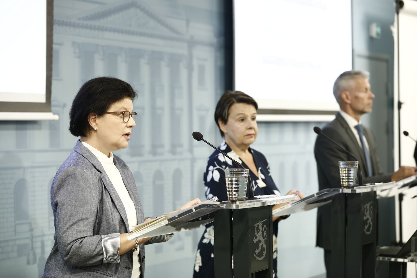 Liisa-Maria Voipio-Pulkki, Kirsi Varhila ja Taneli Puumalainen kertoivat varautumisesta syksyn koronaepidemian eri skenaarioihin.