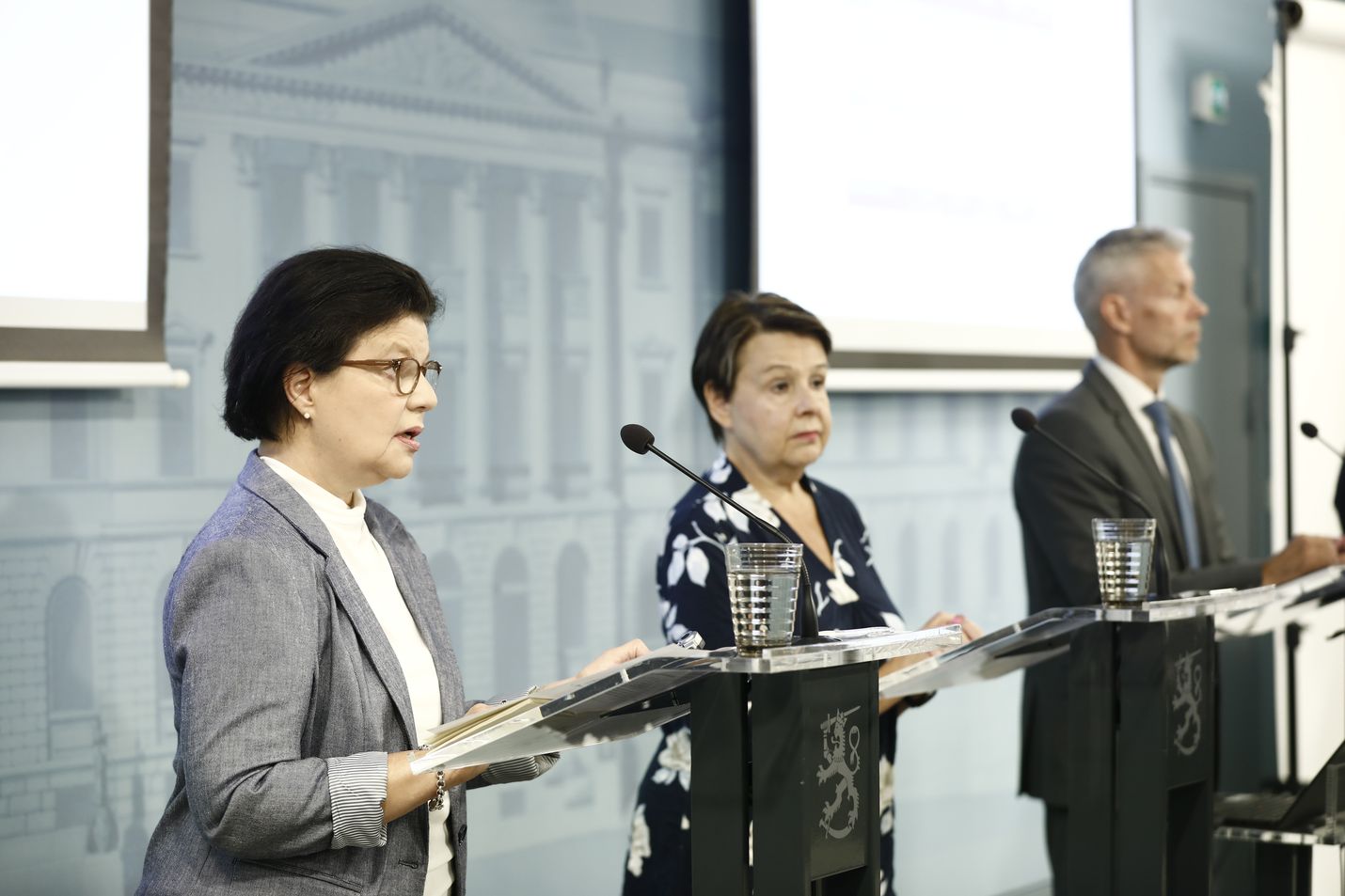 Liisa-Maria Voipio-Pulkki, Kirsi Varhila ja Taneli Puumalainen kertoivat varautumisesta syksyn koronaepidemian eri skenaarioihin.