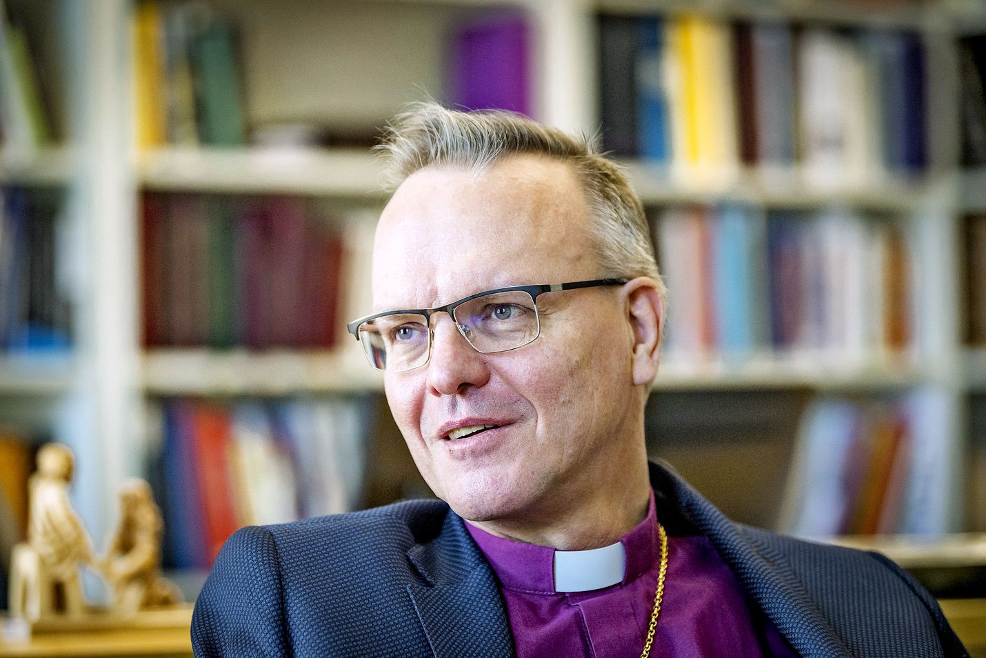 Arkkipiispa Tapio Luoma on perinteisen avioliiton kannalla, mutta hän soisi papeille omantunnon vapauden vihkiä myös samaa sukupuolta olevat parit. Kirkon sisällä erilaisia näkemyksiä siitä, millä tavalla vihkimiseen liittyvät erimielisyydet voitaisiin ratkaista. Ratkaisua tuskin löytyy aivan heti, joten nyt piispat peräävät sitä, että vaikeistakin asioista on puhuttava tavalla, joka herättää luottamusta ja yhteyttä.