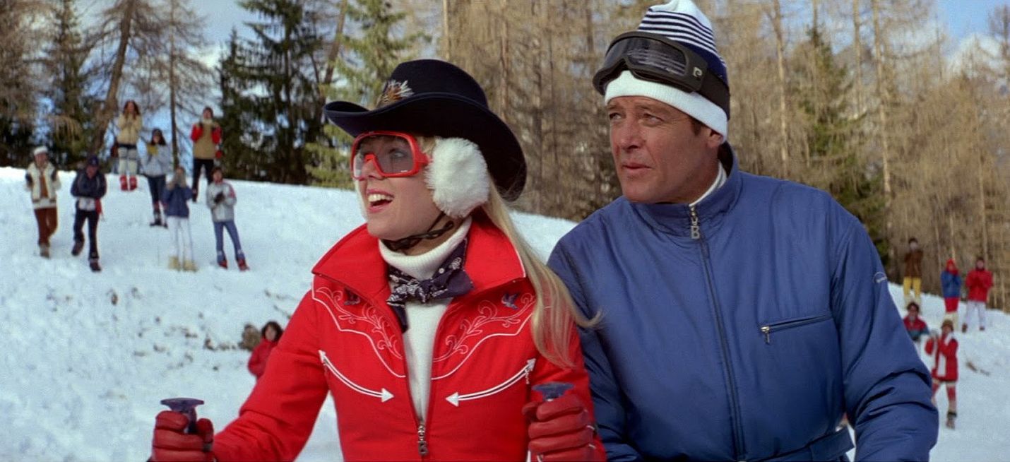 James Bond (Roger Moore) päätyy laskettelurinteeseenkin selvittäessään uponneen aluksen arvolastin kohtaloa.