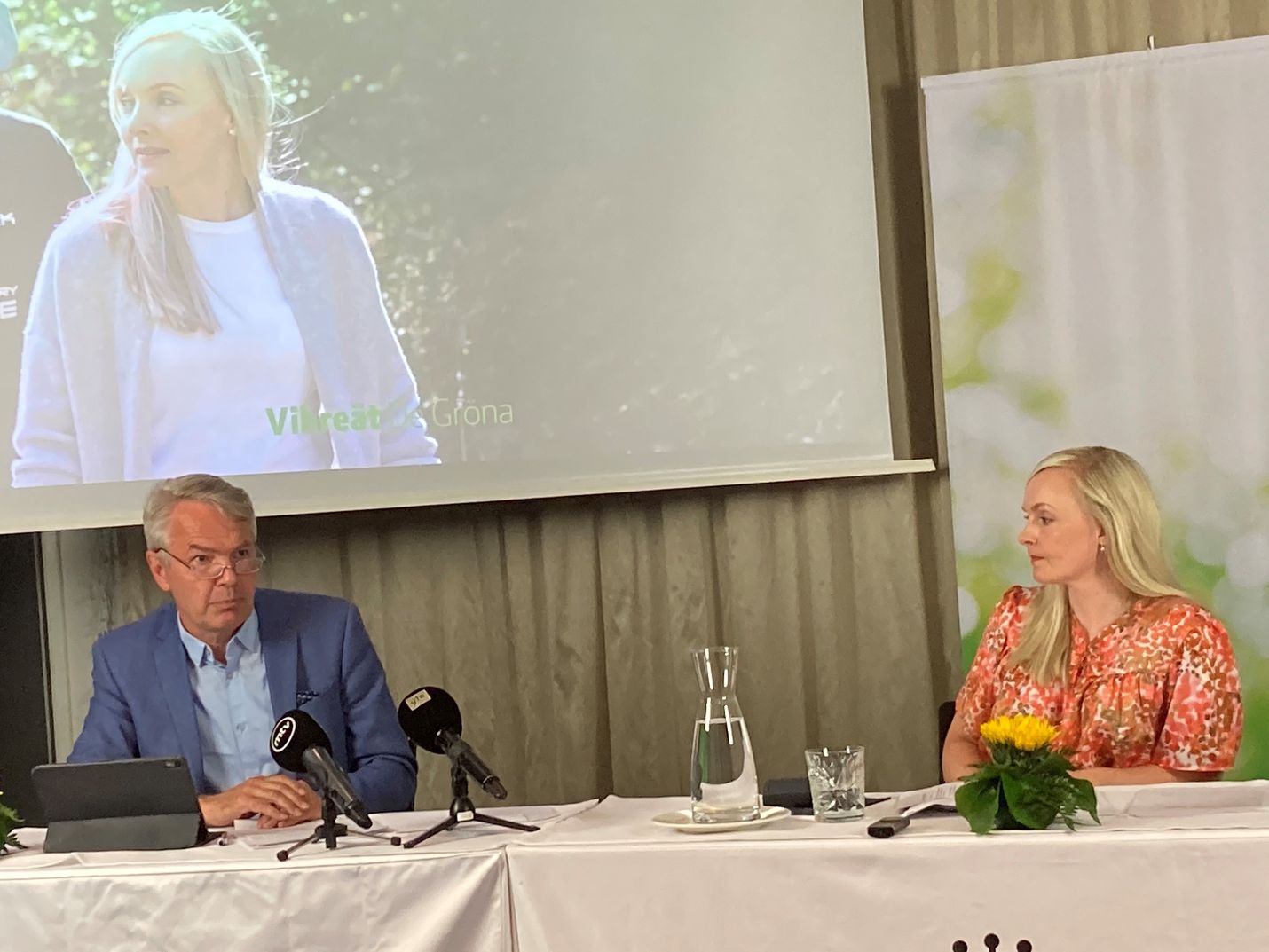Vihreiden hallitusryhmä hioi budjettiriihitavoitteita Lahdessa maanantaina. Kuvassa ulkoministeri Pekka Haavisto ja sisäministeri Maria Ohisalo tiedotustilaisuudessa.
