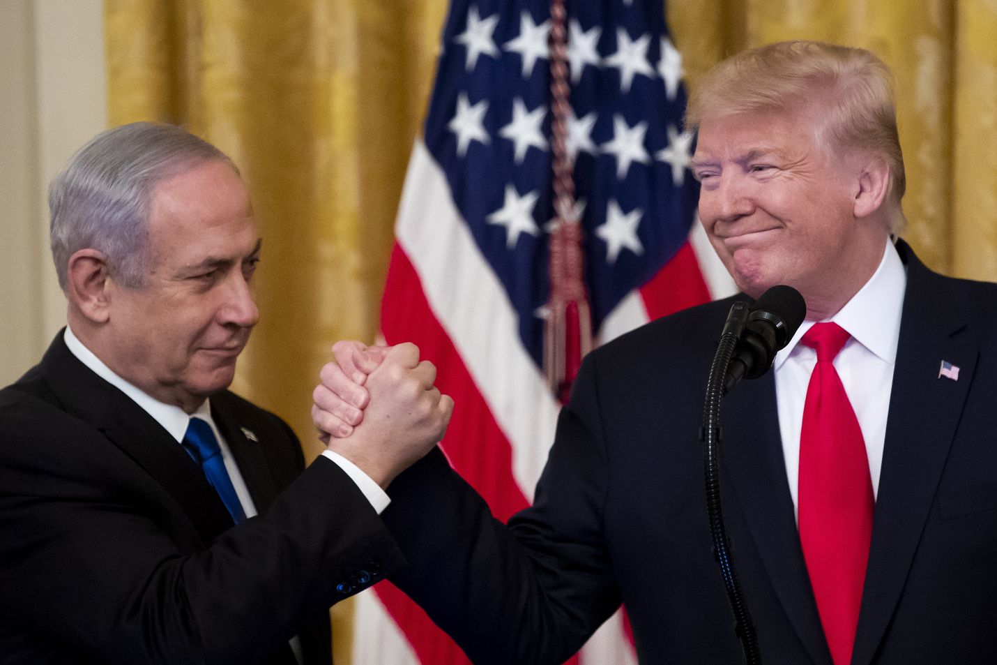 Israelin pääministeri Benjamin Netanjahu (vasemmalla) ja Arabiemiraattien kruununprinssi Mohamed bin Zayed vahvistivat maiden välille sopimuksen torstaina Donald Trumpin (oikealla) välityksellä. Arkistokuva.