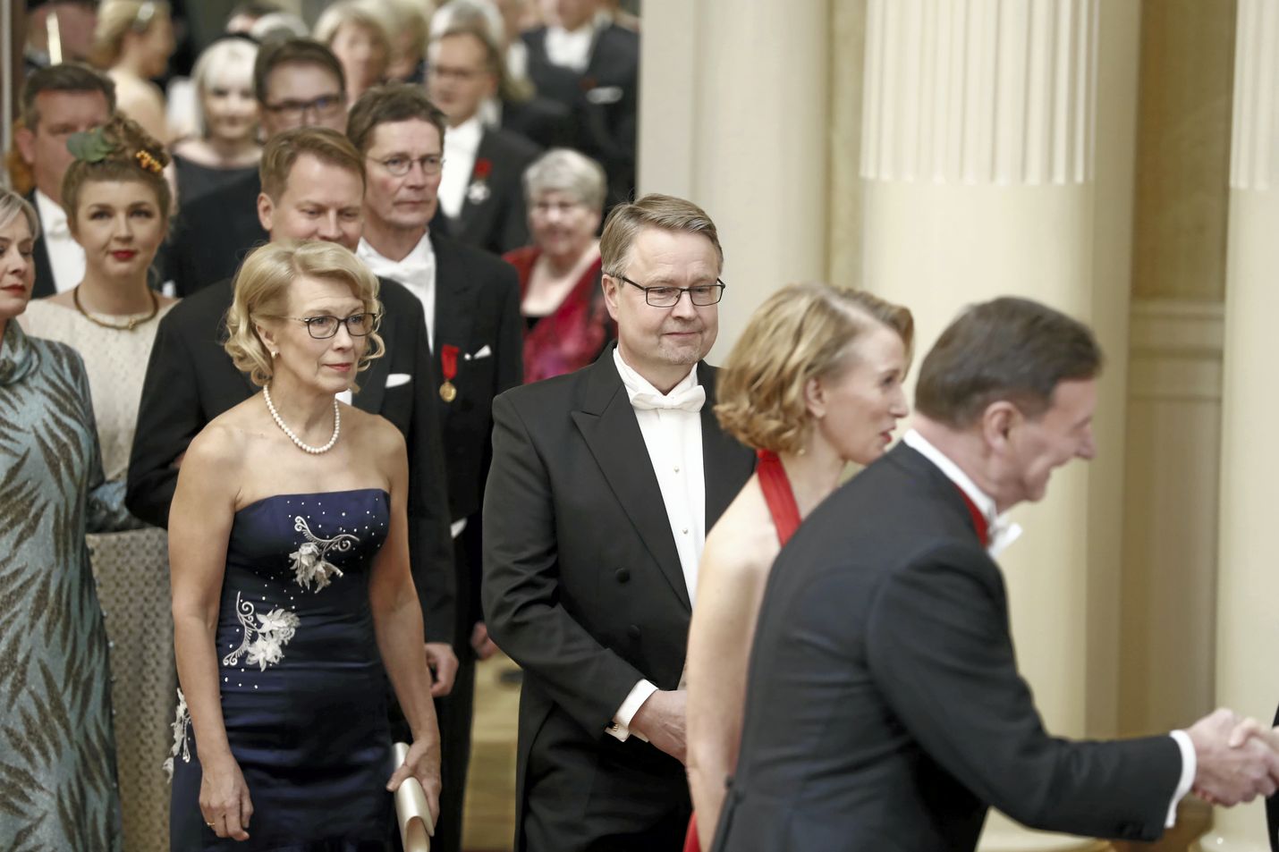 Tämä ei tule enää kyseeseen: jonottamista, ruuhkaa ja kättelyä. Kuva on Linnan juhlista vuodelta 2018.
