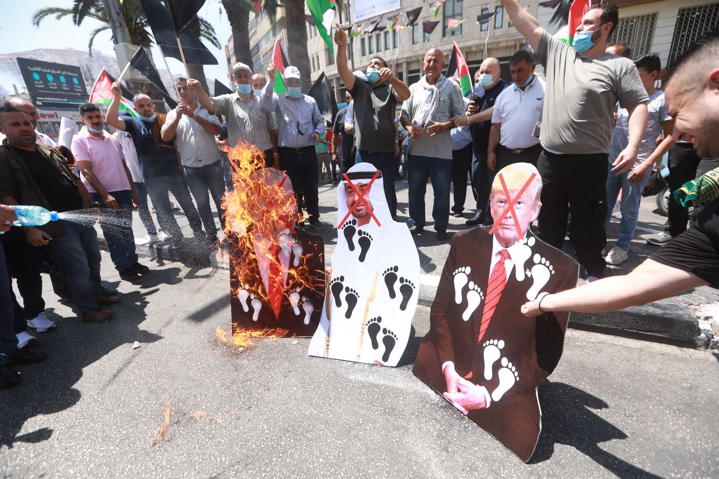 Palestiinalaiset suuttuivat sopimuksesta ja osoittivat mieltä Nablusin kaupungissa, Länsirannalla. Palestiinan hallinnon edustaja kommentoi torstaina, että Palestiinan johto torjuu ja tuomitsee yllättävän ilmoituksen.