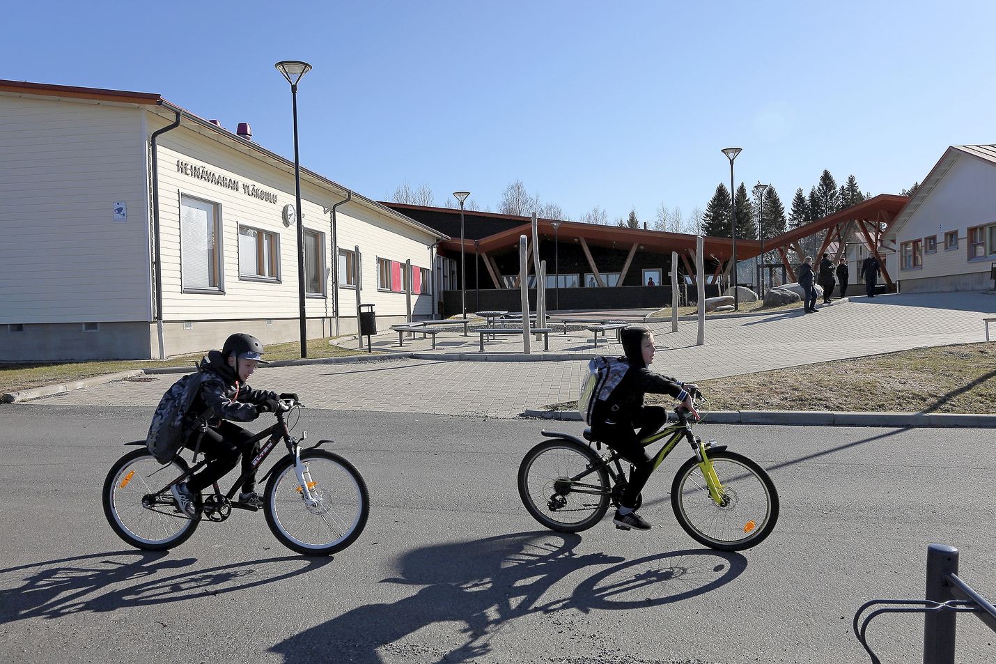 Kirjoittajat muistuttavat, että koulumatkan voi kulkea pyörällä ensimmäisestä luokasta lähtien, jos huoltajat kokevat matkan turvalliseksi.