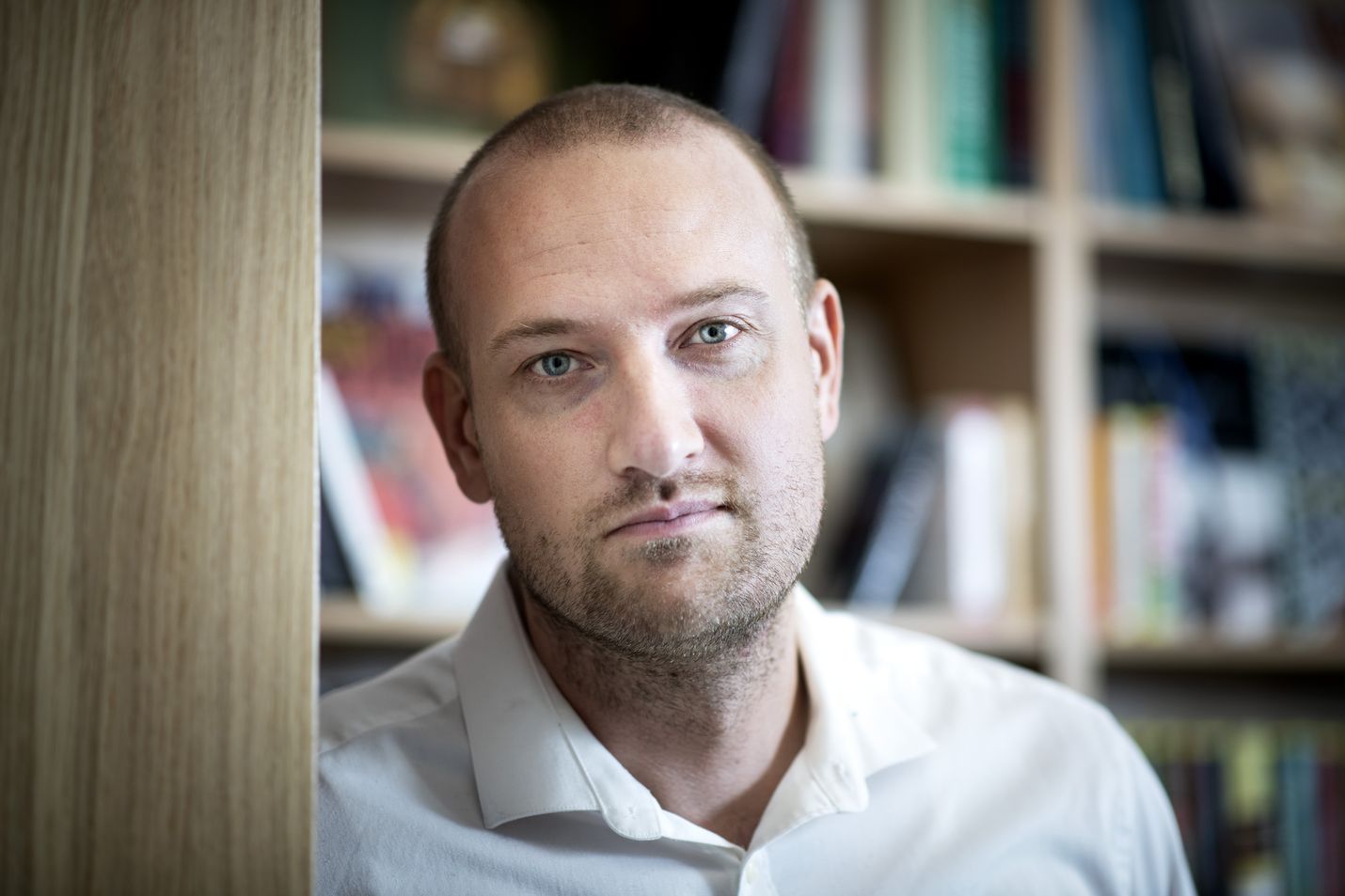 Max Seeck teki agenttinsa kanssa muutama vuosi sitten markkinatutkimuksen siitä, mitkä asiat kiinnostavat ulkomailla. Nousussa olivat eksoottinen Suomi, pimeä Suomi, luminen Suomi, naispäähenkilö ja sarjamurhaaja.