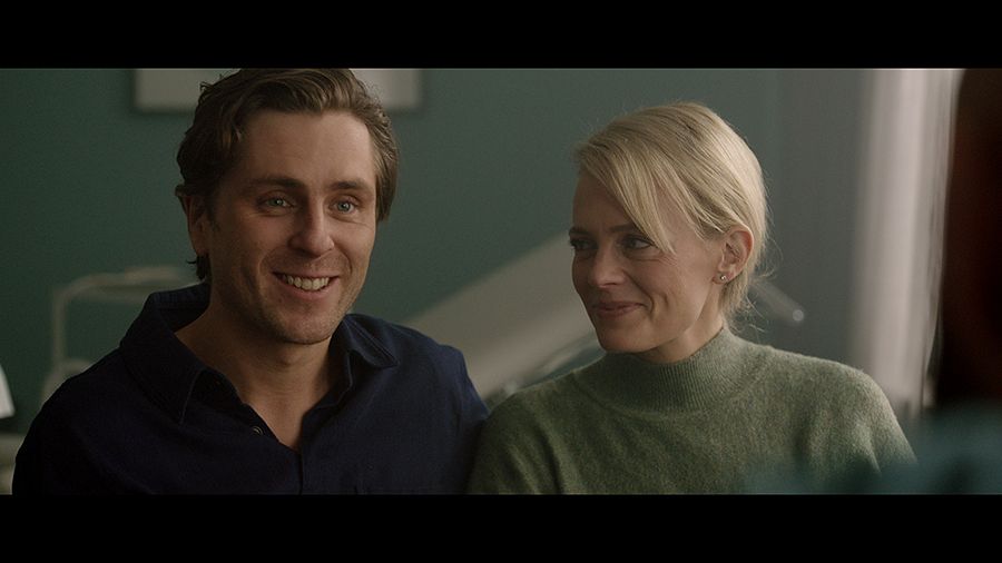 Mallina työskentelevä Peter (Sverrir Gudnason) ja lääkäri Clara (Josephine Bornebusch) ovat vakiintuneet ja yrittävät saada lasta.