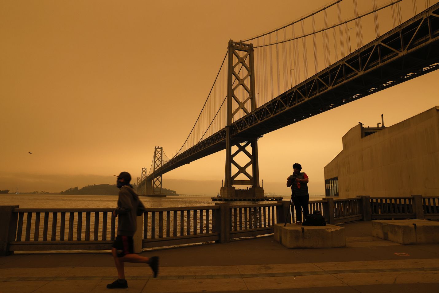 Kaliforniassa riehuvista maastopaloista nouseva savu muutti taivaan oranssiksi San Franciscossa 9. syyskuuta.