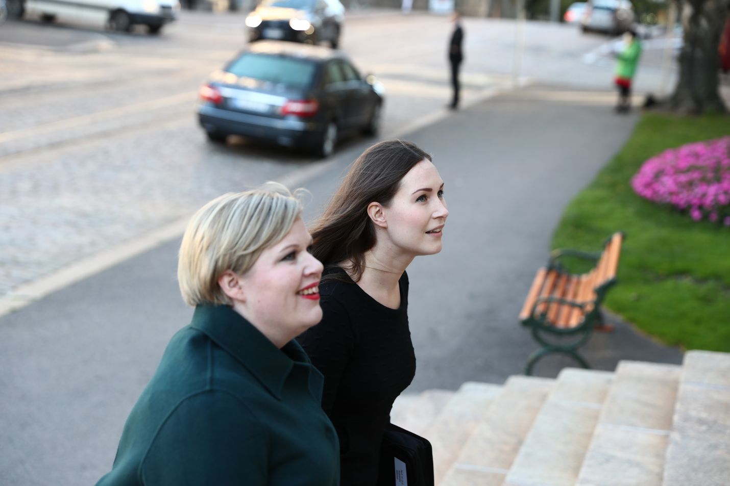 Tiede- ja kulttuuriministeri Annika Saarikko ja pääministeri Sanna Marin saapuivat toiveikkaina hallituksen budjettiriiheen maanantaiaamuna.
