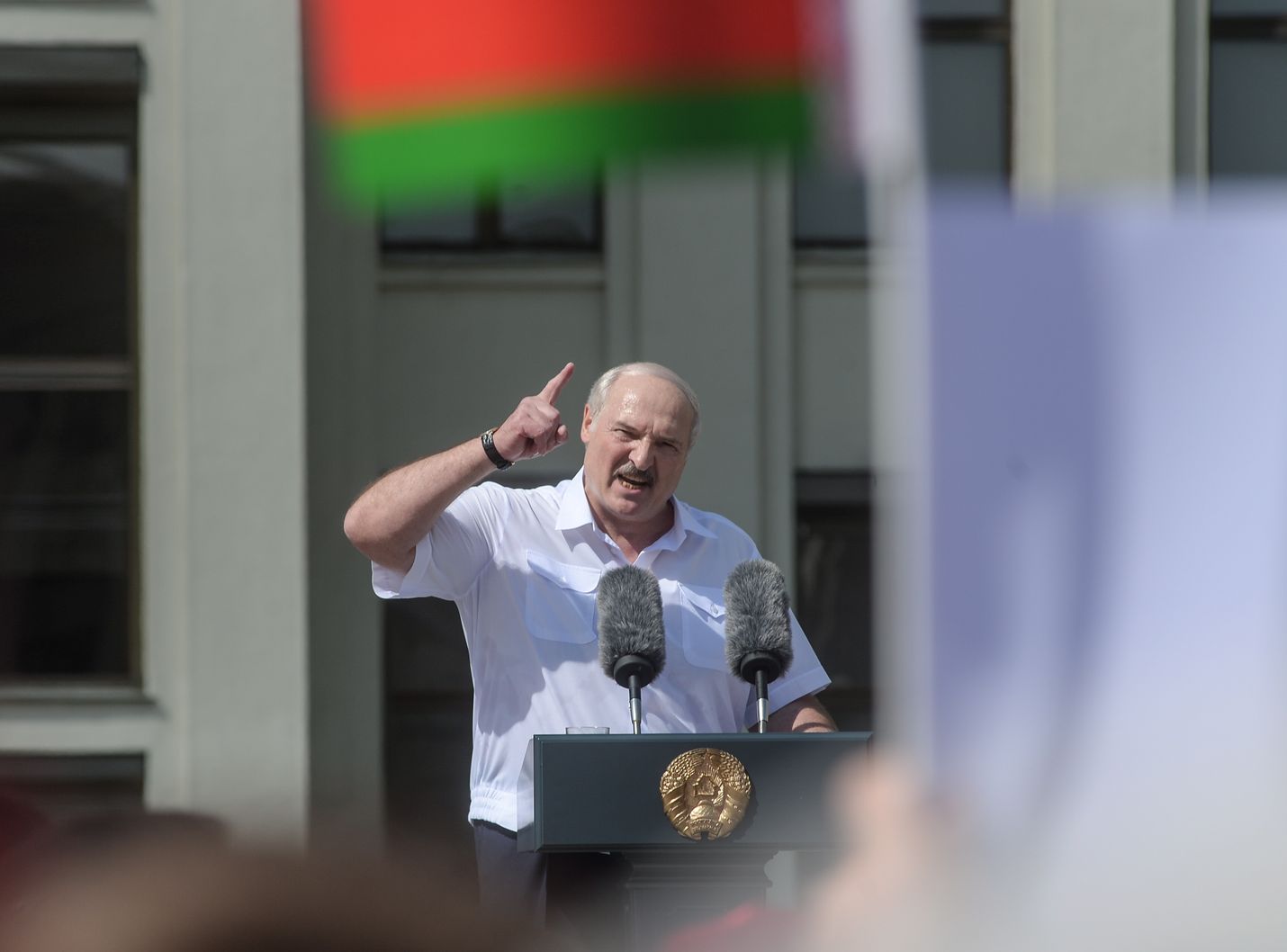 Valko-Venäjän presidentti Aleksandr Lukashenko puhui kannattajilleen maan pääkaupungissa Minskissä 16. elokuuta. Maanantaina Lukashenko tapaa Venäjällä presidentti Vladimir Putinin.