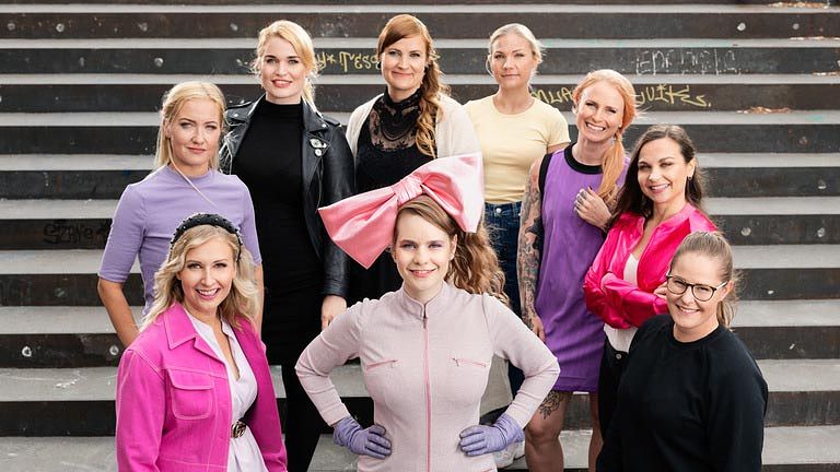 Miina (vas. edessä), Elina, Iida, Eija, Carita, Stina, Jaana, Ursula pitivät videopäiväkirjaa koronakeväänä. Keskellä toimittaja Ina Mikkola.