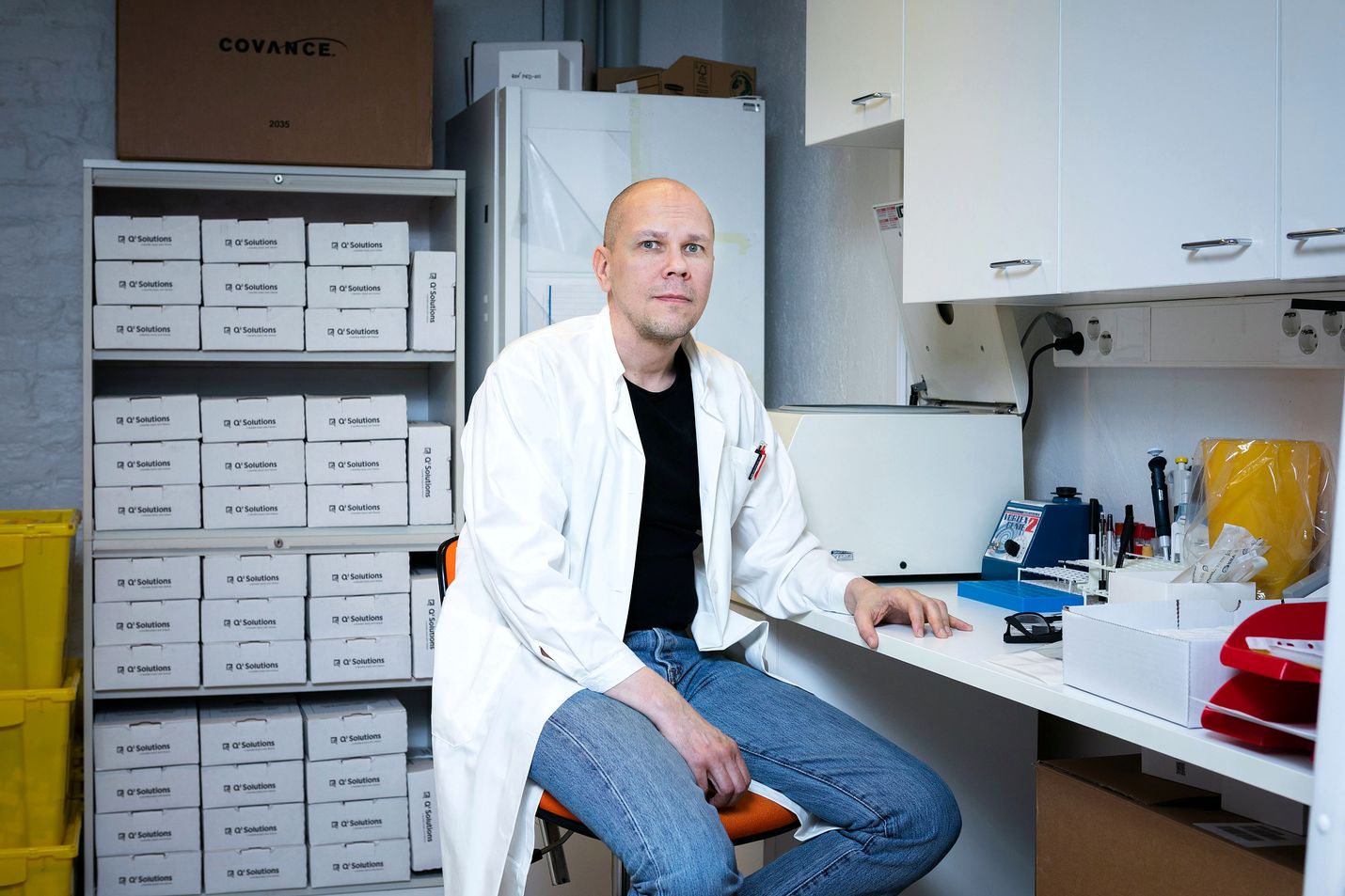 Terveysviranomaiset jatkavat rokotteen turvallisuuden seuraamista myös rokotteen käyttöön ottamisen jälkeen, Mika Rämet sanoo.