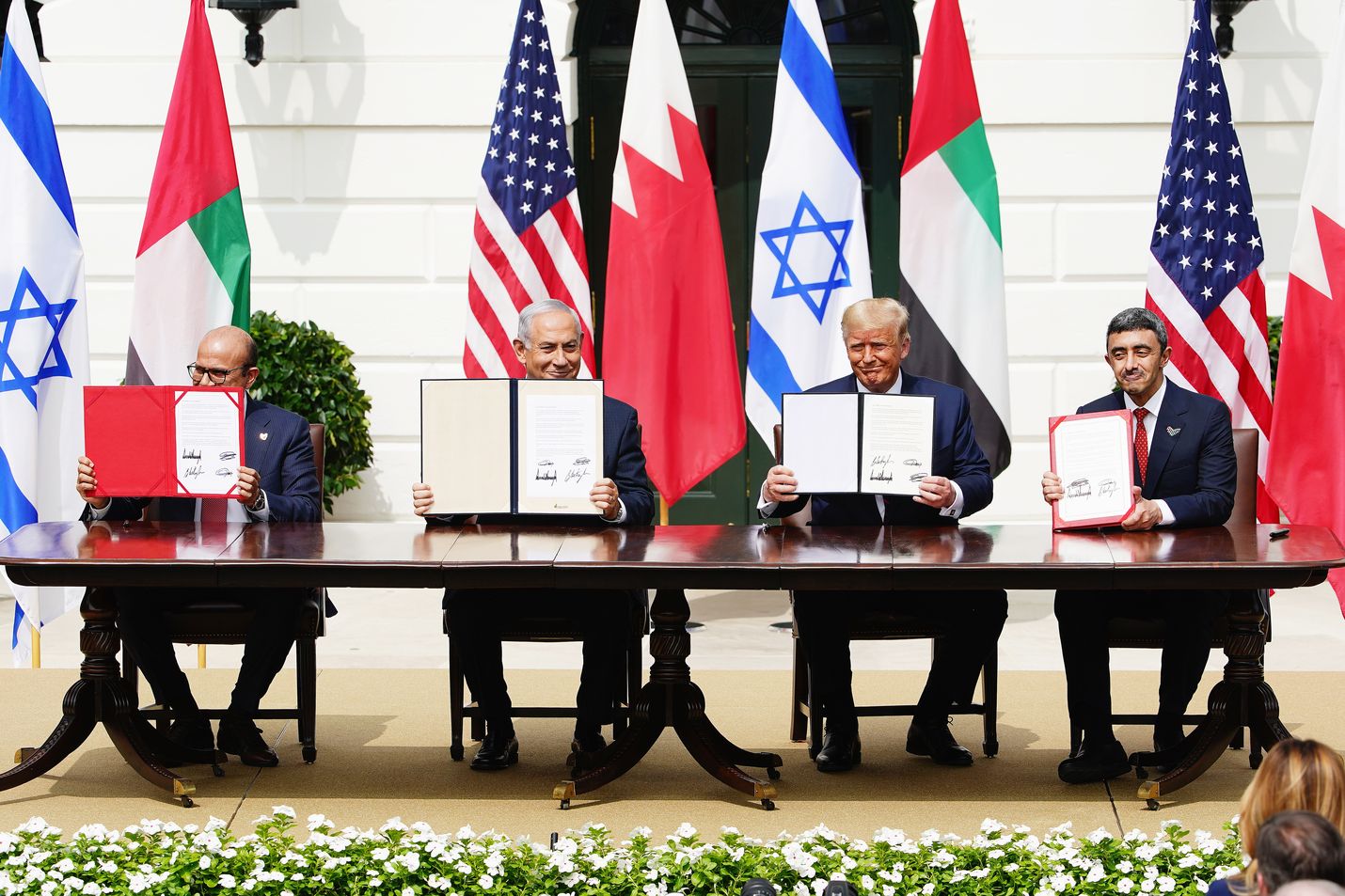 Bahrainin ulkoministeri Abdullatif al-Zayani, Israelin pääministeri Benjamin Netanjahu, Yhdysvaltojen presidentti Donald Trump ja Arabiemiraattien ulkoministeri Abdullah bin Zayed bin Sultan Al Nahyan allekirjoittivat tiistaina Valkoisessa talossa sopimuksen, joka normalisoi maiden väliset suhteet.