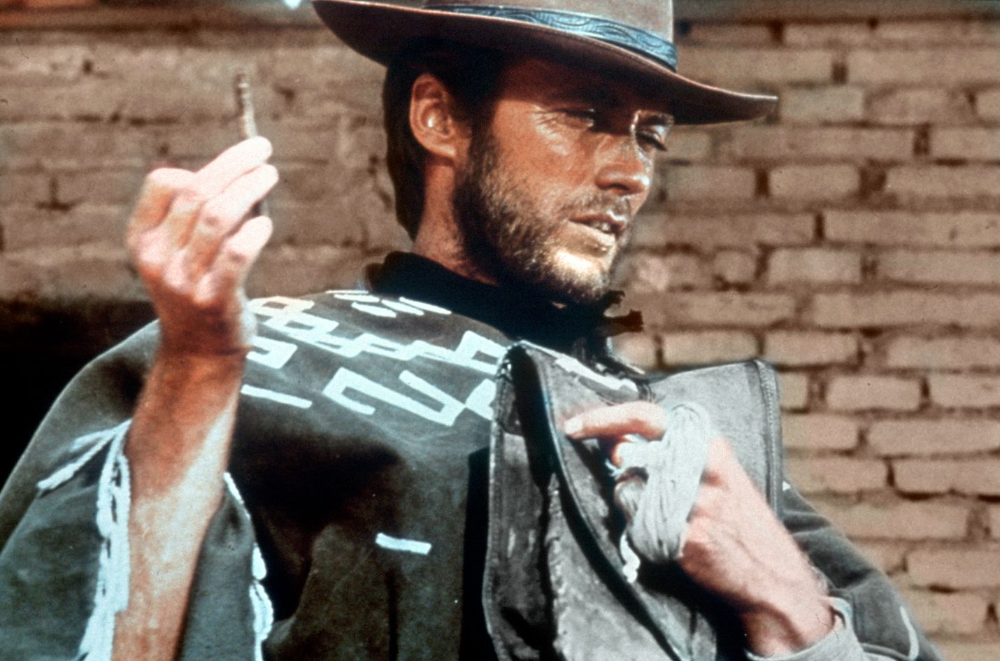 Kourallinen dollareita -länkkärissä Clint Eastwood on muukalainen, joka rauhoittaa levotonta pikkukaupunkia ronskein ottein.