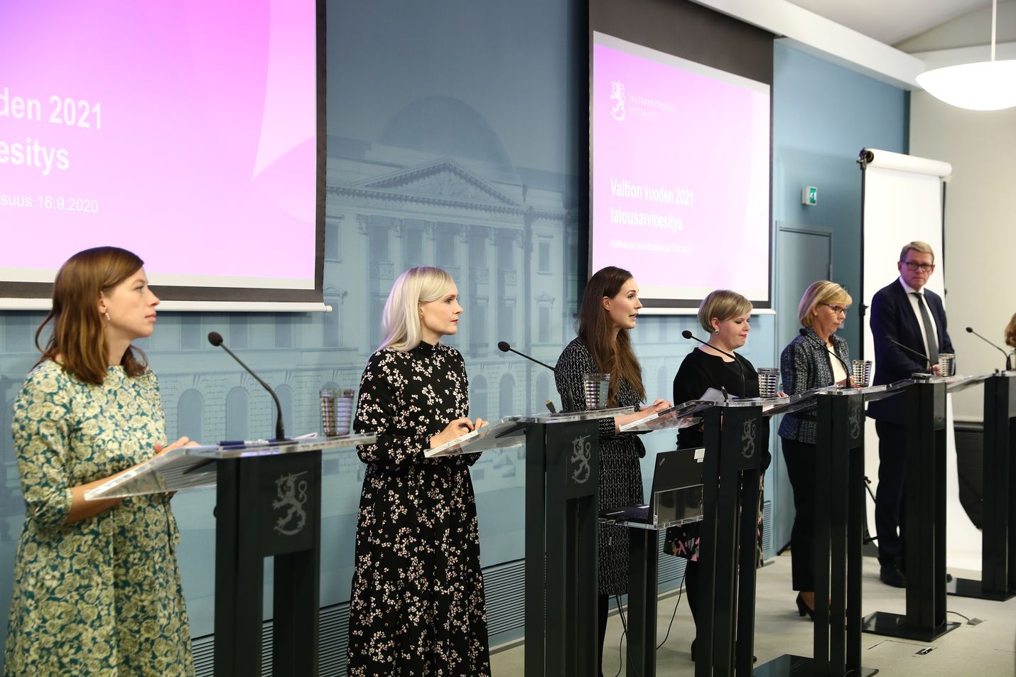 Hallitus esitteli valtion ensi vuoden tulo- ja menoarviota ensi vuodeksi tänään. Tiedotustilaisuudessa mukana olivat opetusministeri Li Andersson, sisäministeri Maria Ohisalo, pääministeri Sanna Marin, tiede- ja kulttuuriministeri Annika Saarikko, oikeusministeri Anna-Maja Henriksson ja valtiovarainministeri Matti Vanhanen.