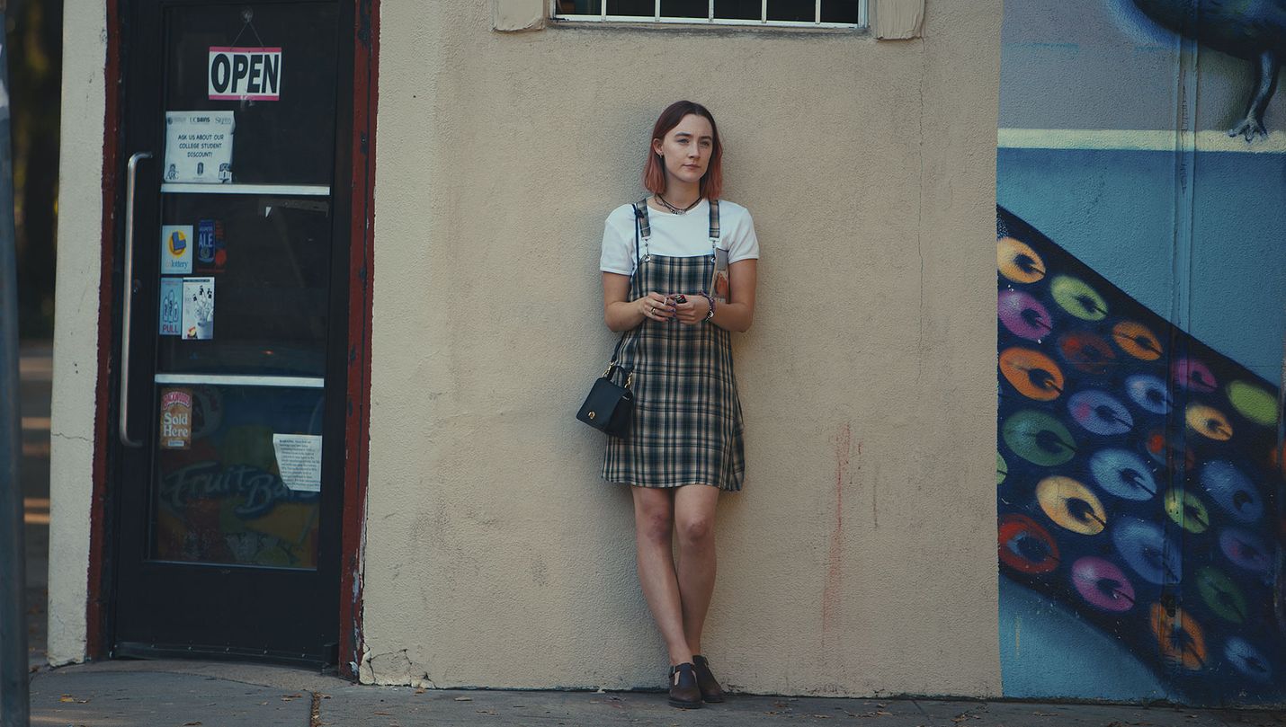 Saoirse Ronan koskettaa Christinenä, joka katolisessa koulussa odottelee, milloin elämä oikeasti alkaa.
