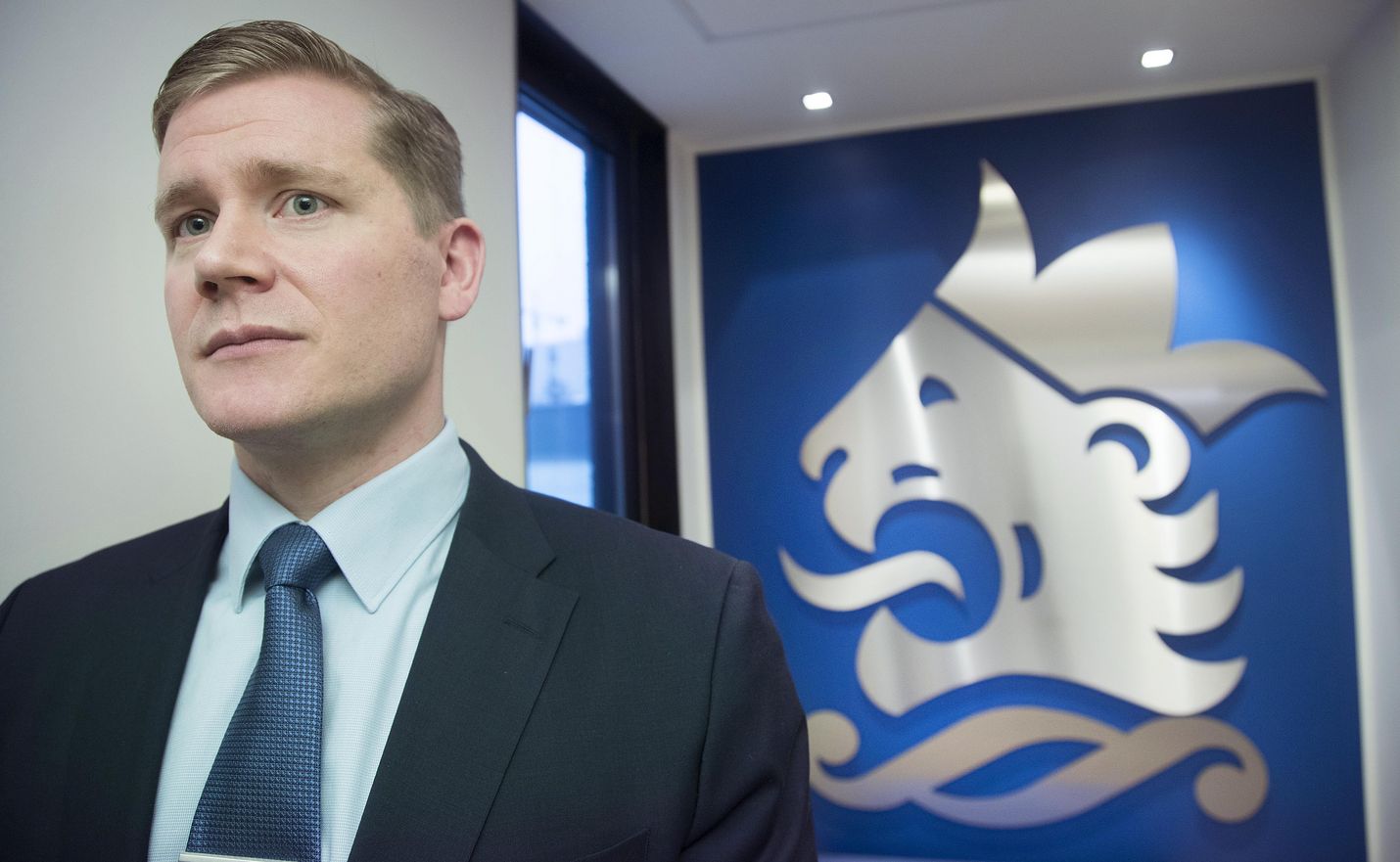 Suomen Poliisijärjestöjen Liiton puheenjohtaja Jonne Rinne luonnehtii poliisin rahoitusta aukkojen paikkaamiseksi. Jos rahaa annetaan pari kymppiä, sitä ennen on otettu viisi kymppiä pois.