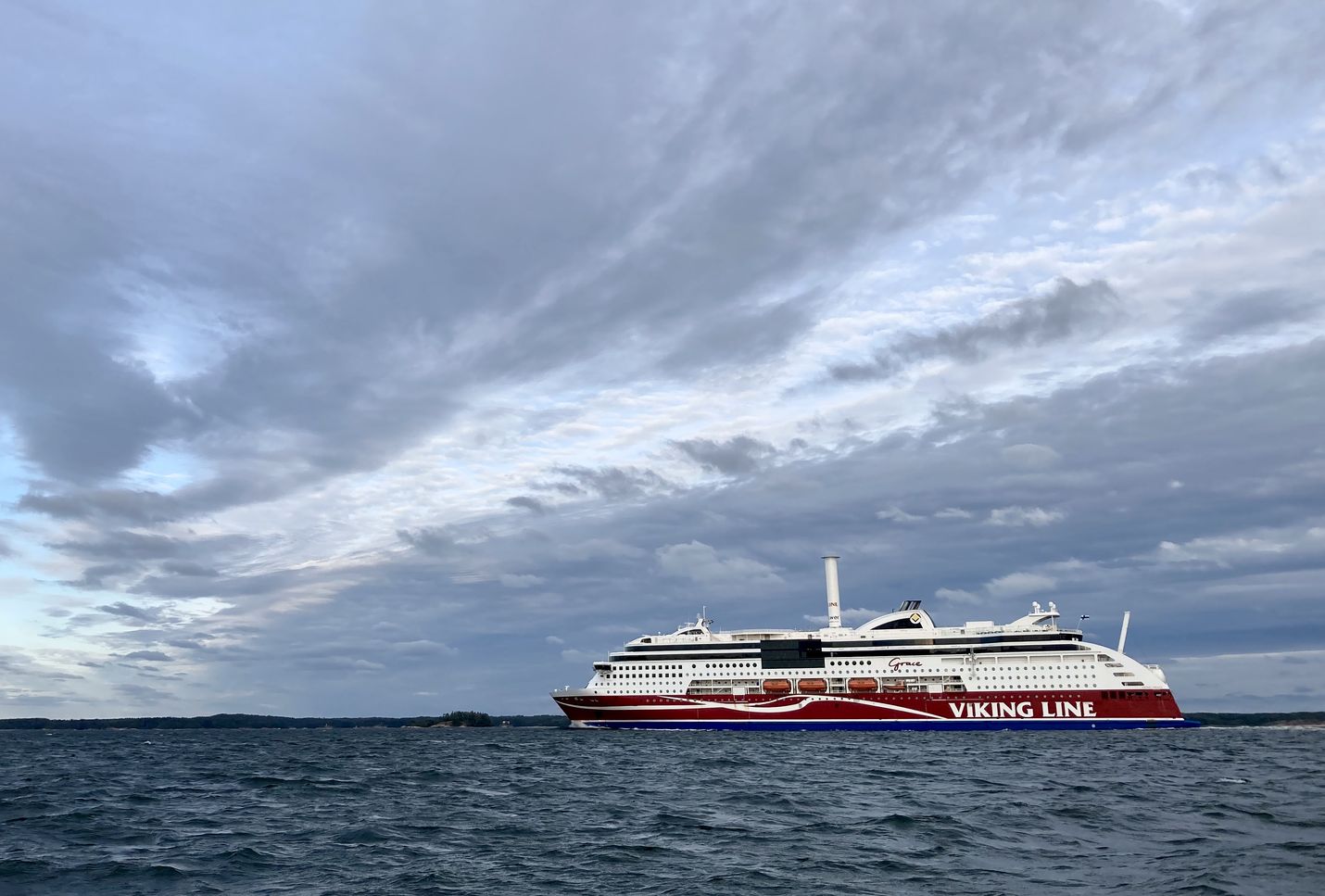 Suomeen saa ainakin vielä tänään tulla niin sanotusti normaalin rajakäytännön mukaisesti esimerkiksi laivalla Ruotsista. Tilanne voi kuitenkin muuttua nopeasti.