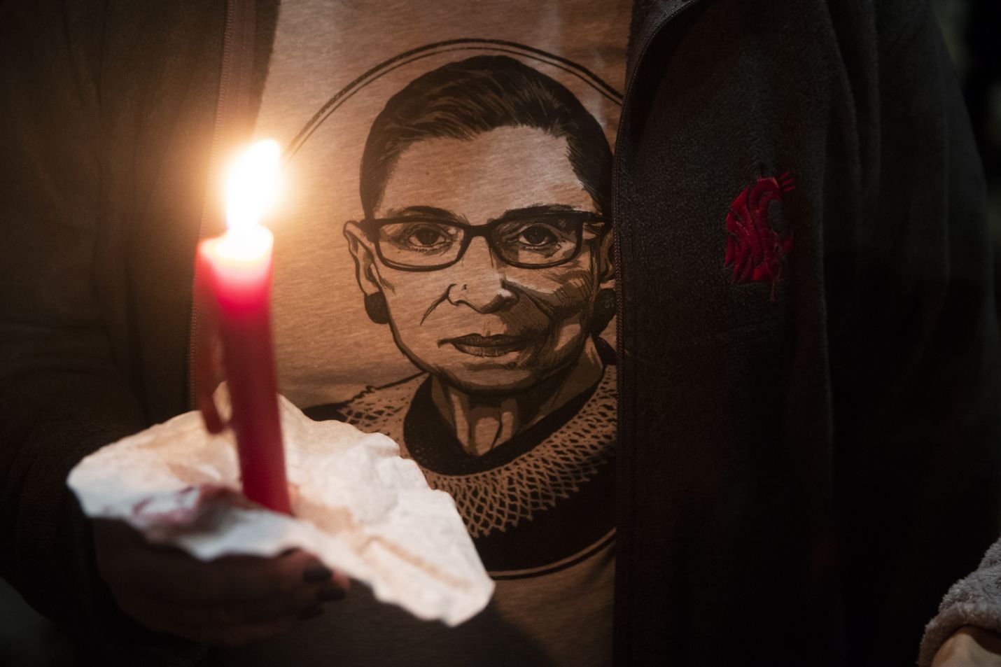 Korkeimman oikeuden menehtyneen tuomarin Ruth Bader Ginsburgin muistoa kunnioitettiin kynttilöin korkeimman oikeuden ulkopuolella pääkaupunki Washingtonissa.