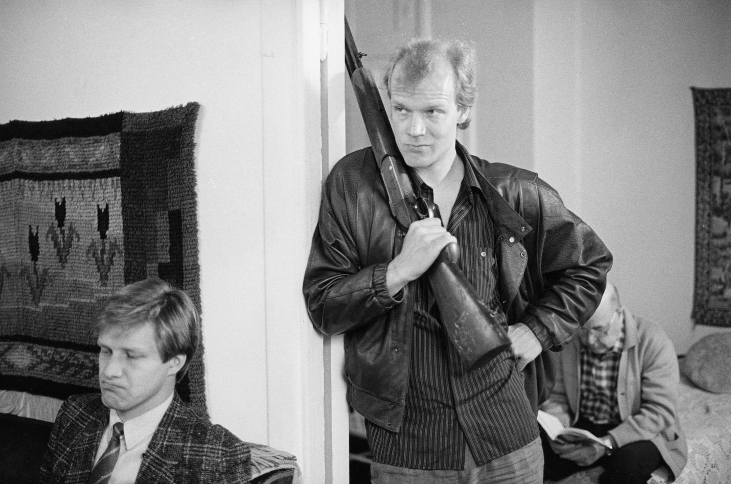 Raiskatun naisen aviomies (Taneli Mäkelä) ja veli (Kari Heiskanen) häilyvät paniikkitunnelmissa kotimaisessa draamassa.